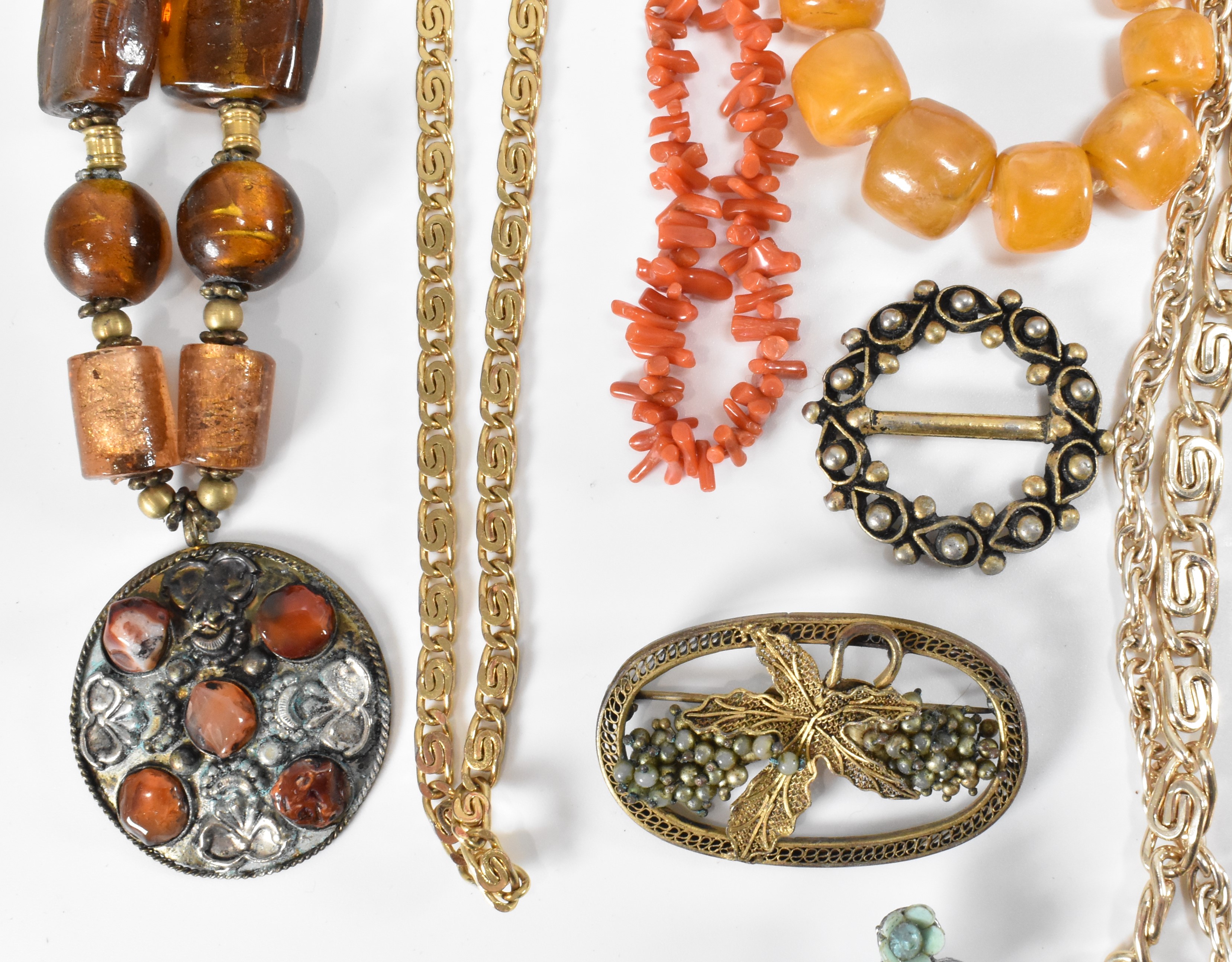 COLLECTION OF VINTAGE COSTUME JEWELLERY - Image 5 of 20