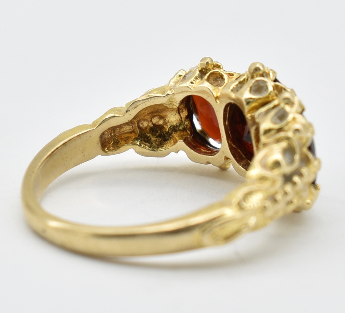 HALLMARKED 9CT GOLD & GARNET THREE STONE RING - Image 4 of 5