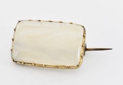 VICTORIAN GOLD MOUNTED LACE AGATE BROOCH PIN