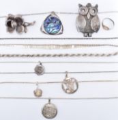 ASSORTMENT OF SILVER JEWELLERY