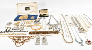 ASSORTMENT OF VINTAGE COSTUME JEWELLERY