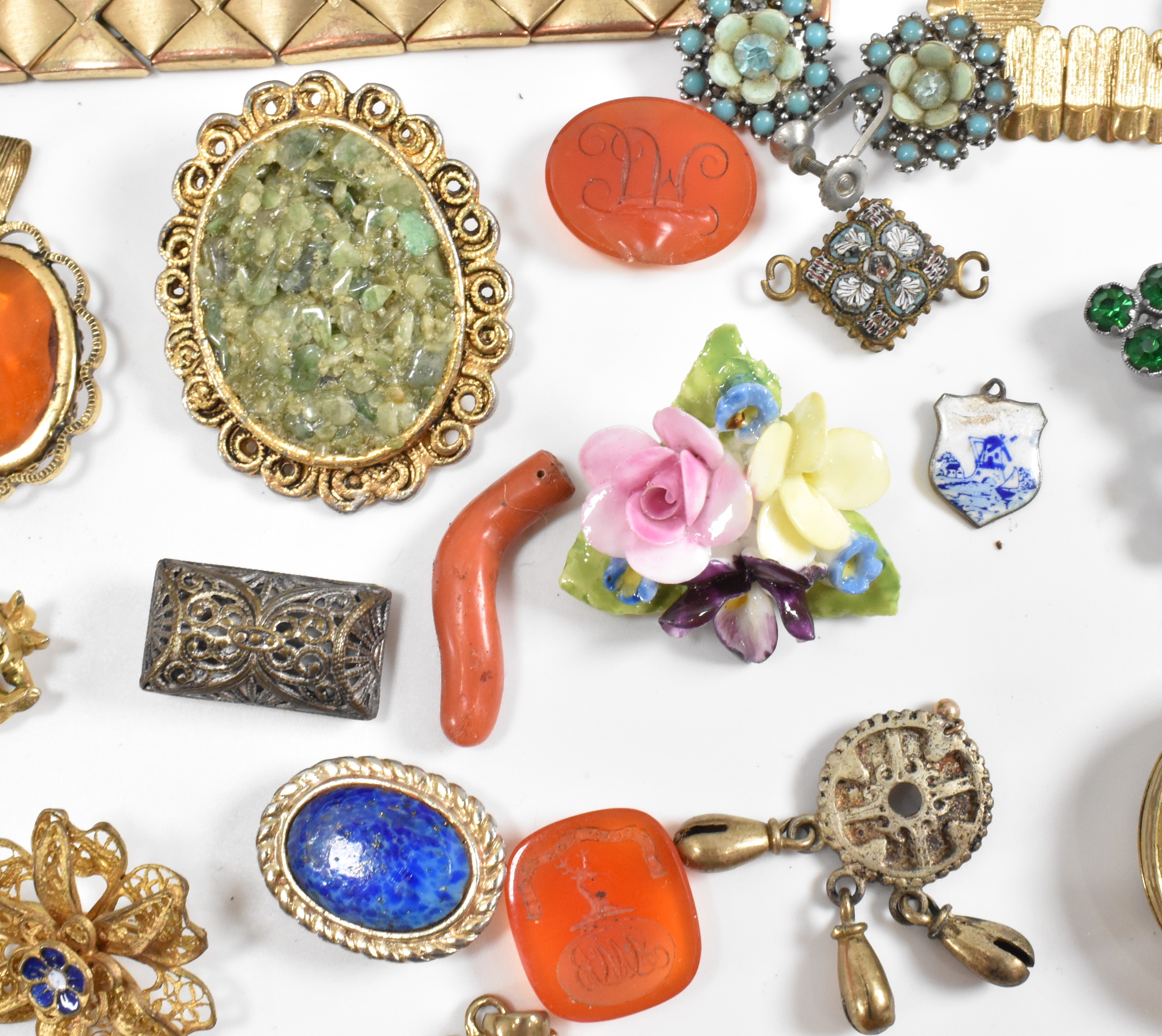 COLLECTION OF VINTAGE COSTUME JEWELLERY - Image 11 of 20