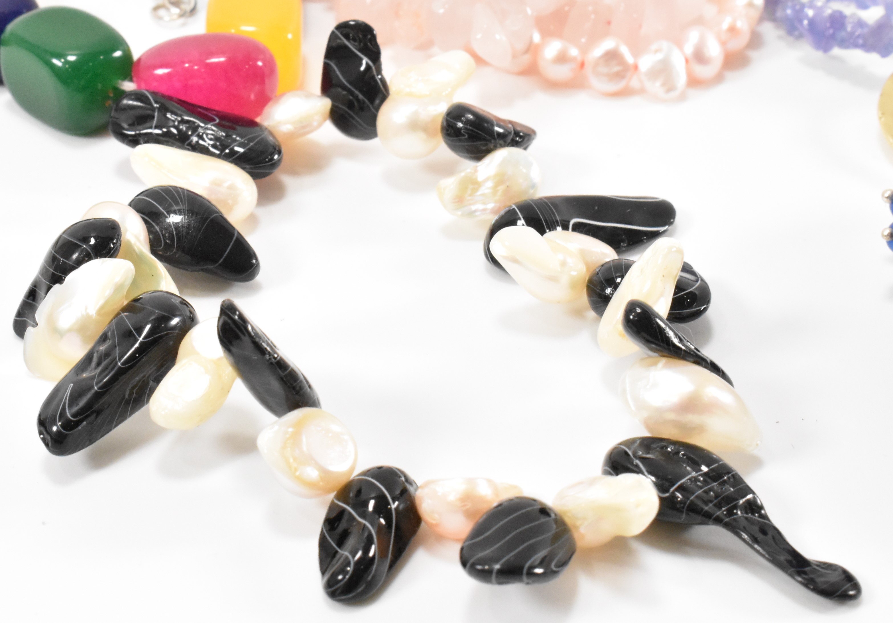 LARGE QUANTITY OF QUARTZ AND SEMI PRECIOUS STONE BEAD NECKLACES - Image 8 of 9