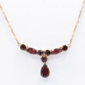 18CT GOLD & GARNET PENDANT NECKLACE