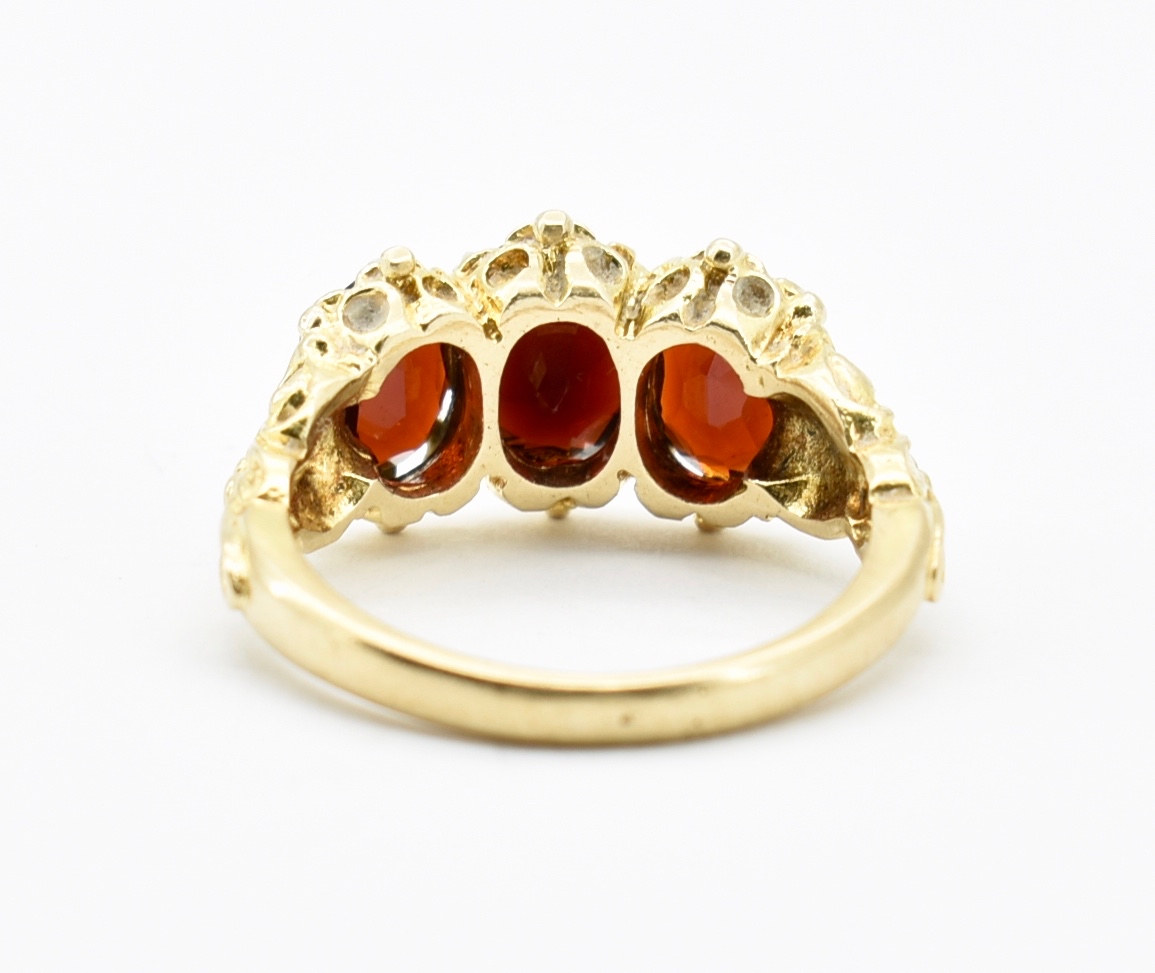 HALLMARKED 9CT GOLD & GARNET THREE STONE RING - Image 2 of 5