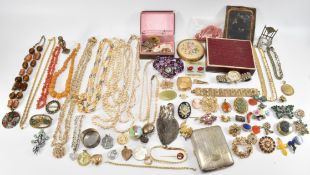 COLLECTION OF VINTAGE COSTUME JEWELLERY