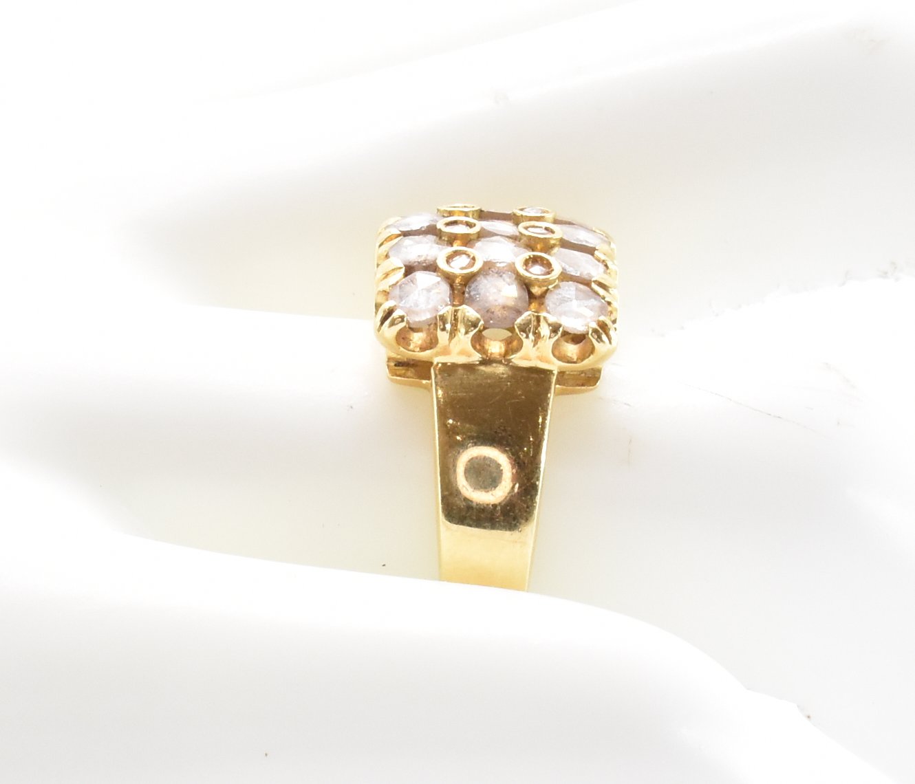 18CT GOLD & DIAMOND CLUSTER RING - Image 6 of 7