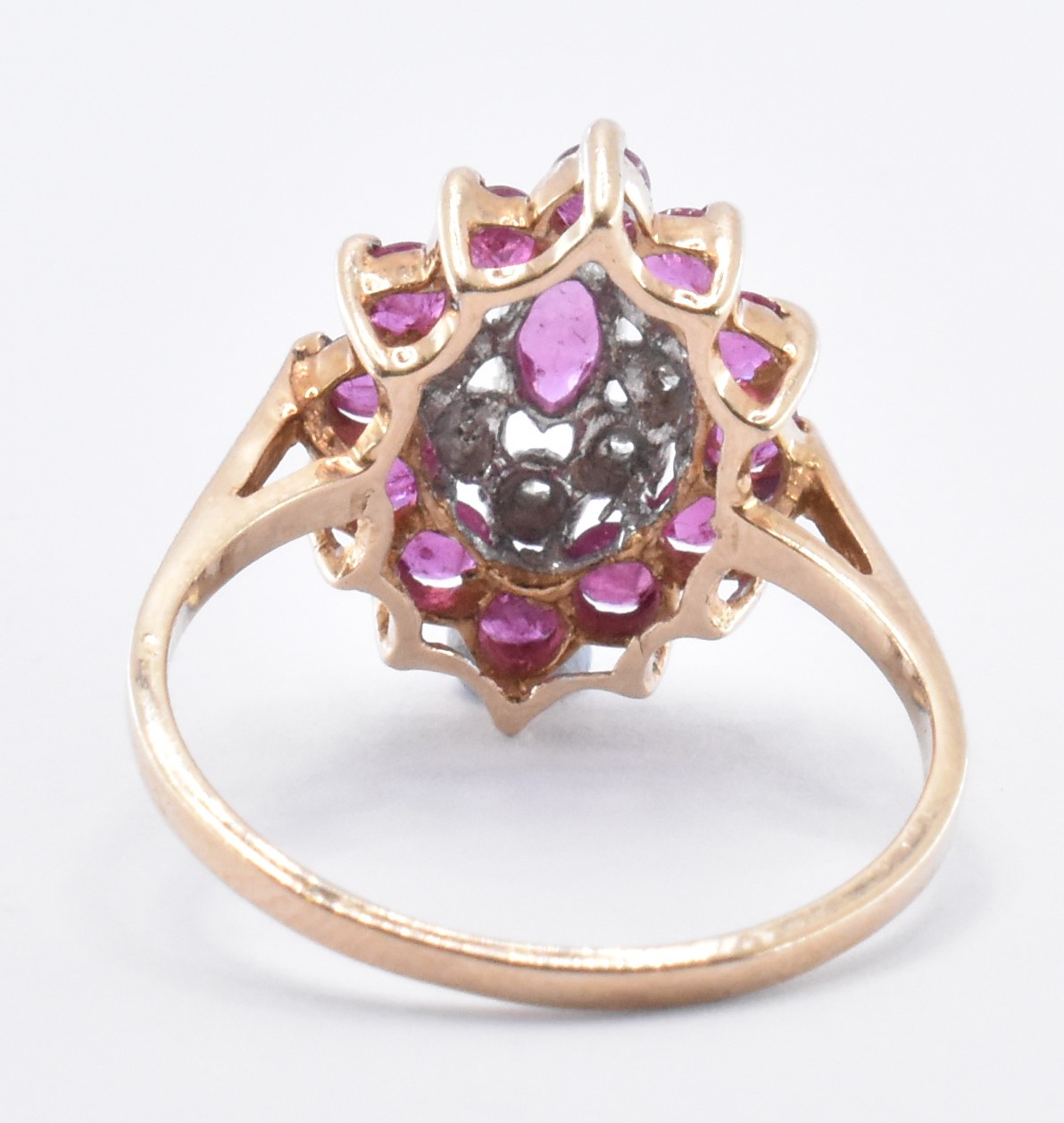9CT GOLD CLUSTER RING WITH RUBIES AND DIAMONDS - Image 5 of 7