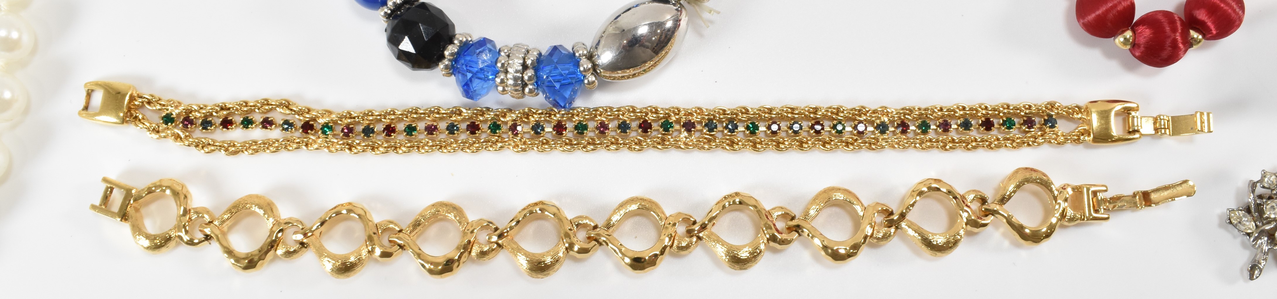 COLLECTION OF VINTAGE COSTUME JEWELLERY - Image 4 of 15