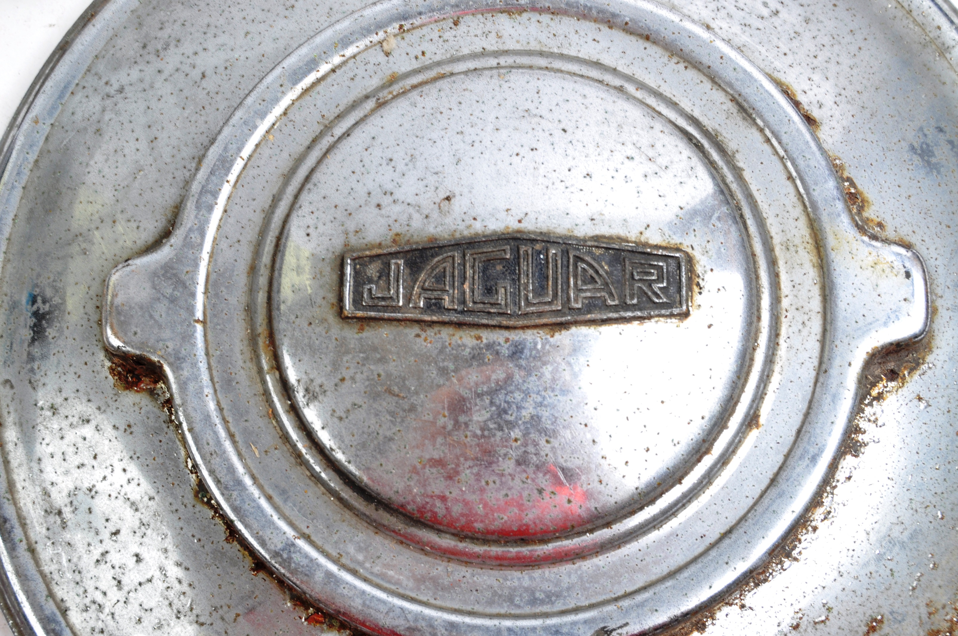 COLLECTION OF X3 ORIGINAL VINTAGE JAGUAR CAR HUB CAPS - Image 5 of 6