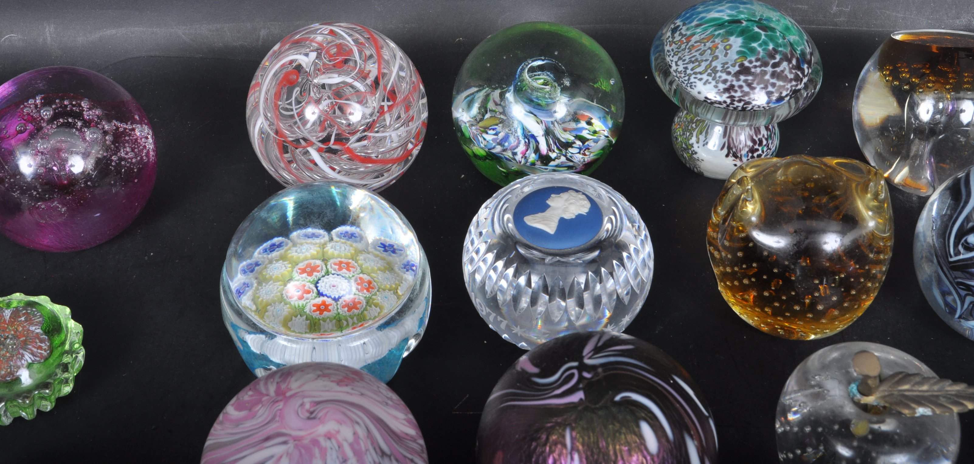 LARGE COLLECTION OF VINTAGE STUDIO ART GLASS PAPERWEIGHTS - Image 3 of 7