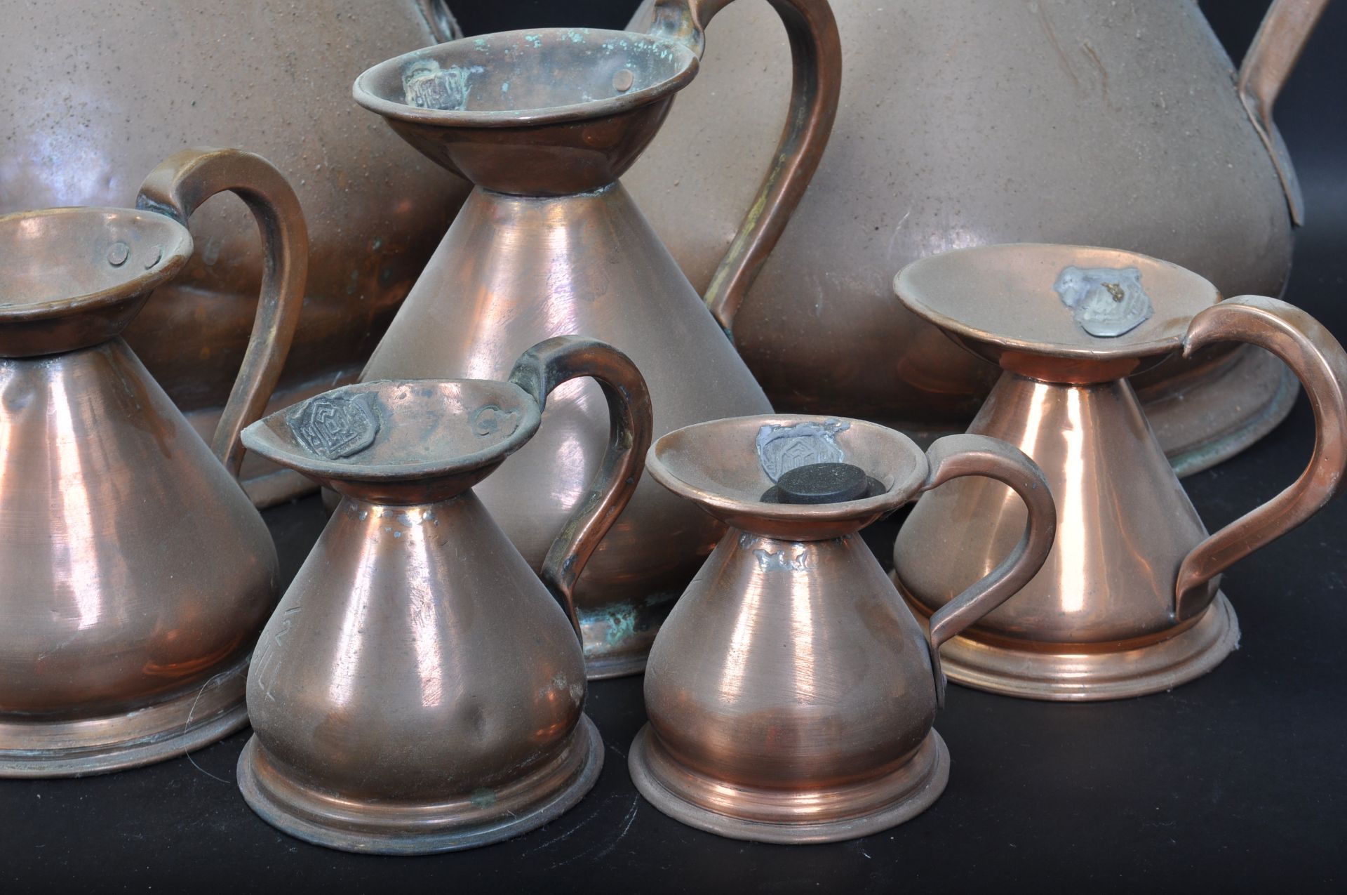 LARGE COLLECTION OF VINTAGE 20TH CENTURY COPPER CIDER JUGS - Bild 7 aus 8