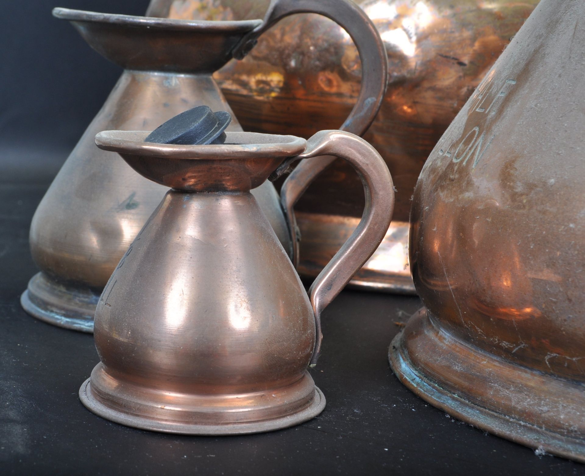 LARGE COLLECTION OF VINTAGE 20TH CENTURY COPPER CIDER JUGS - Bild 2 aus 8