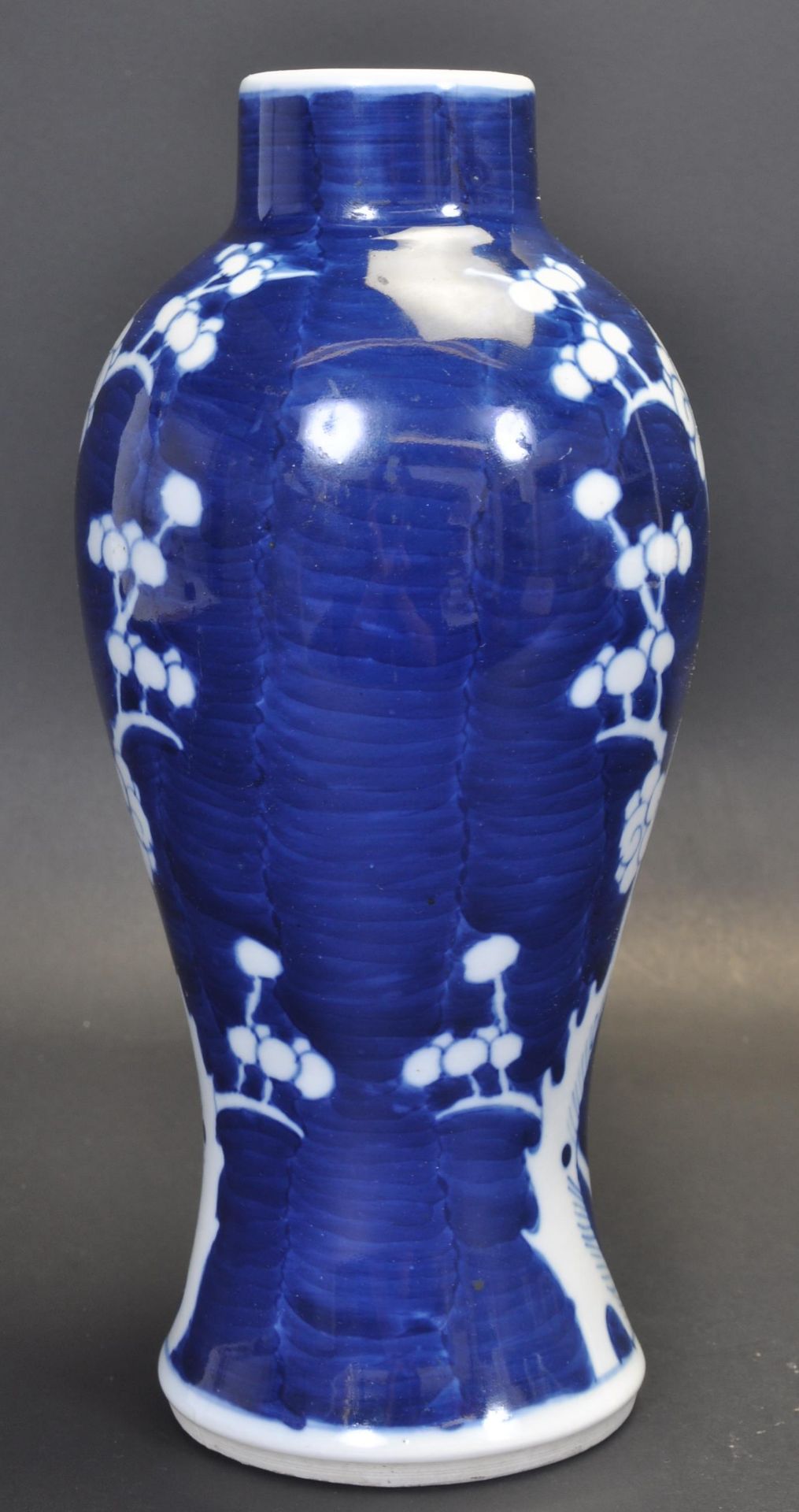 EARLY 20TH CENTURY CHINESE PRUNUS VASE - Bild 4 aus 7