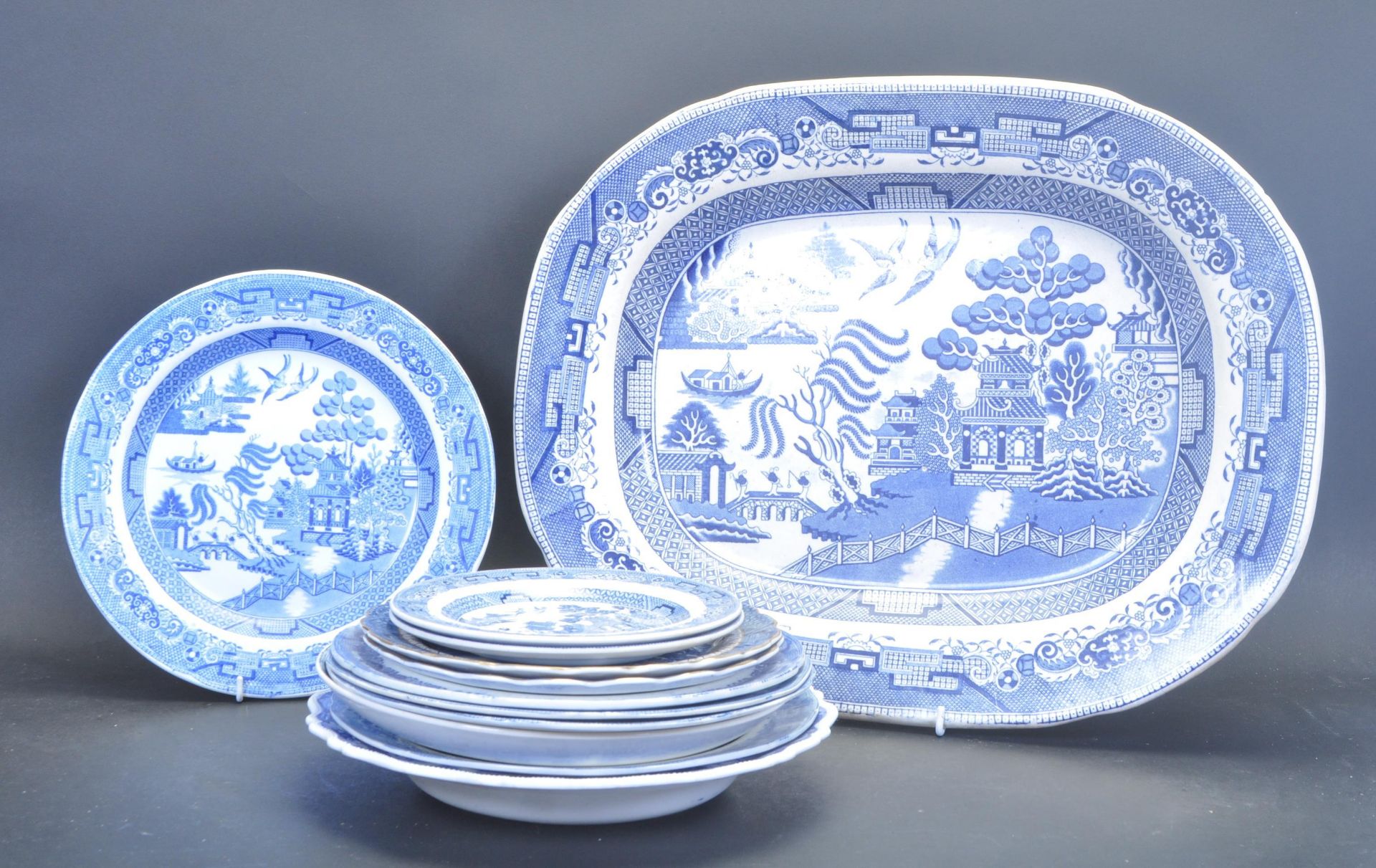 COLLECTION OF 19TH CENTURY AND LATER BLUE AND WHITE CHINA