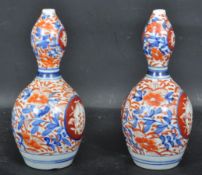 PAIR OF IMARI DOUBLE GOURD VASES