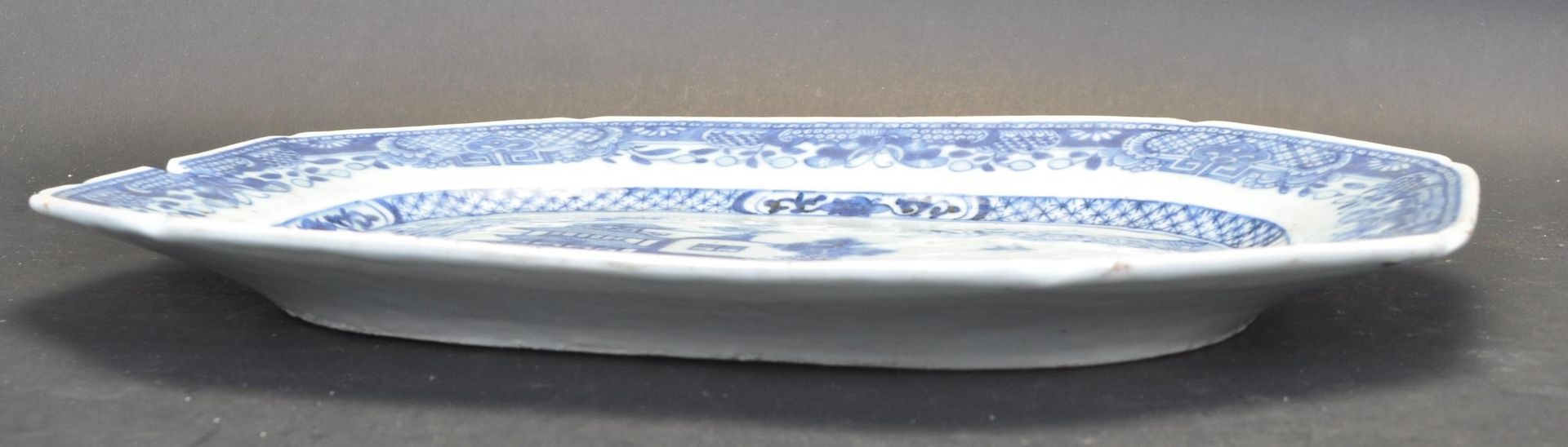 19TH CENTURY CHINESE QIAN LONG BLUE AND WHITE PLATE - Bild 3 aus 4