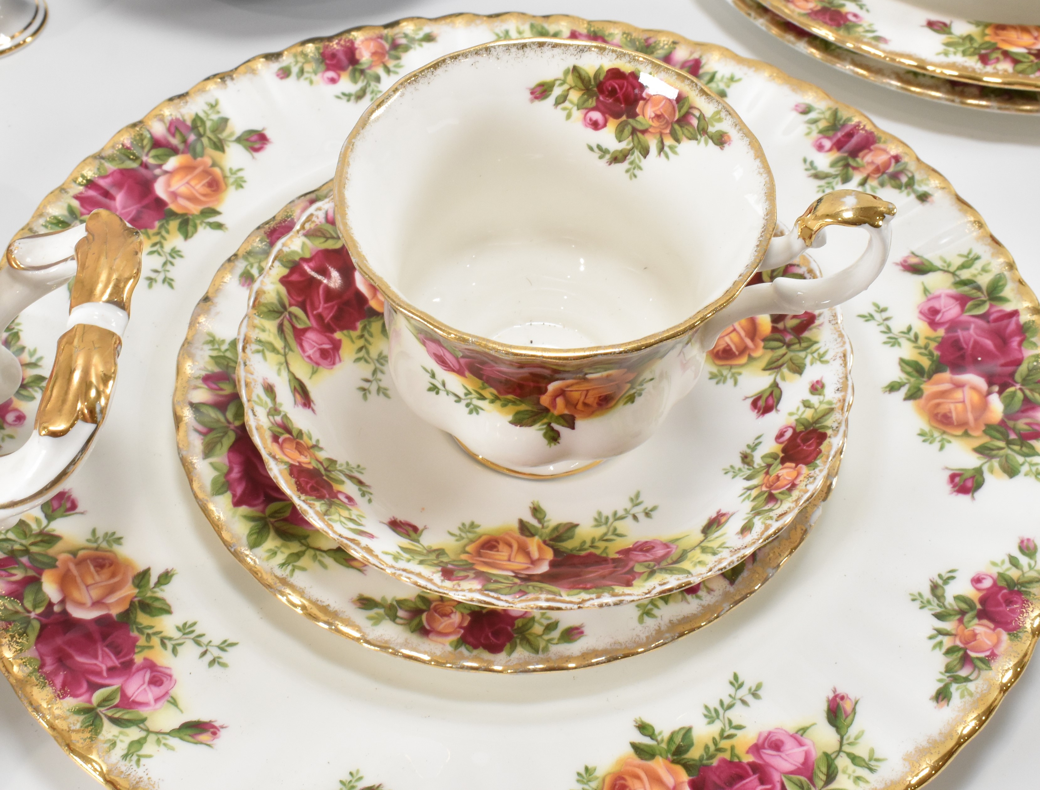 ROYAL ALBERT OLD COUNTRY ROSES DINNER SERVICE - Image 5 of 9