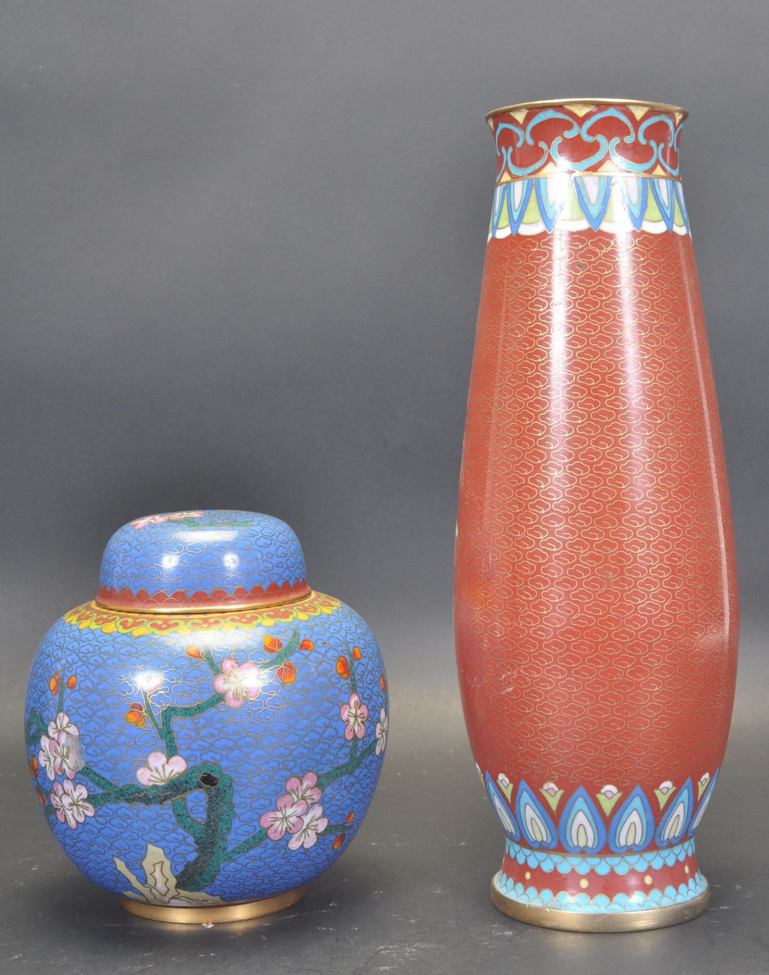 TWO EARLY 20TH CENTURY CHINESE CLOISONNE VASES - Bild 3 aus 5