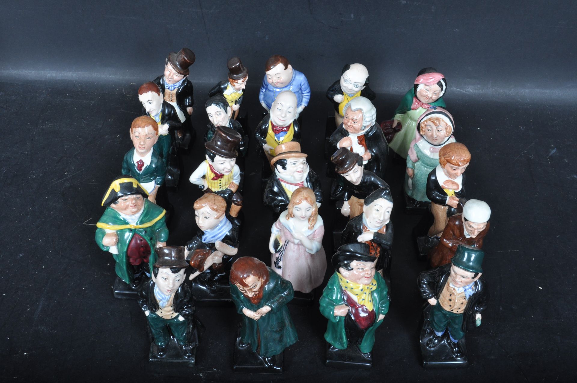 24 ROYAL DOULTON CERAMIC FIGURINES - Bild 2 aus 6