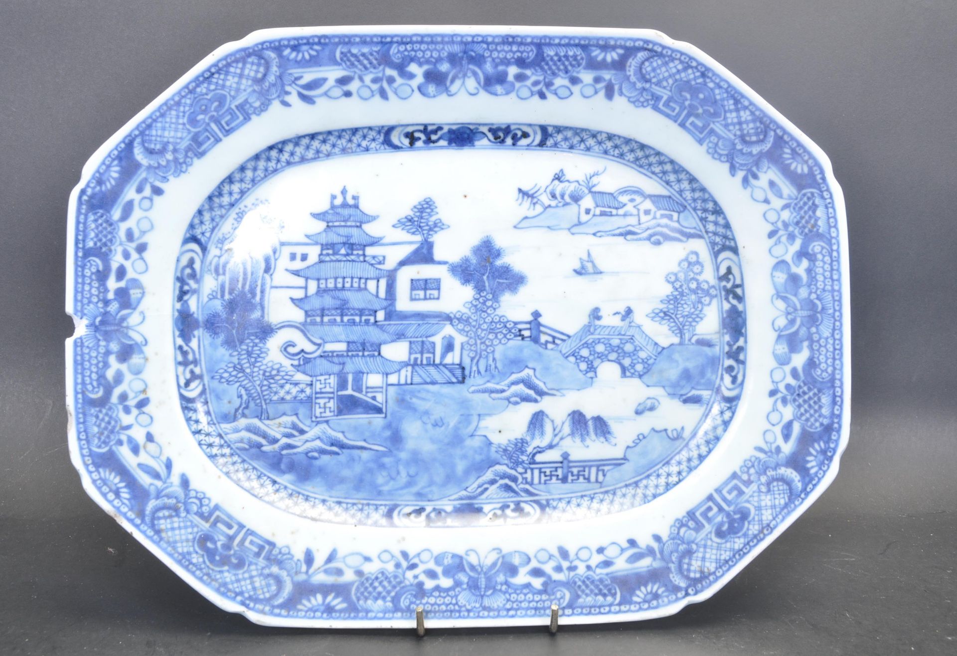 19TH CENTURY CHINESE QIAN LONG BLUE AND WHITE PLATE