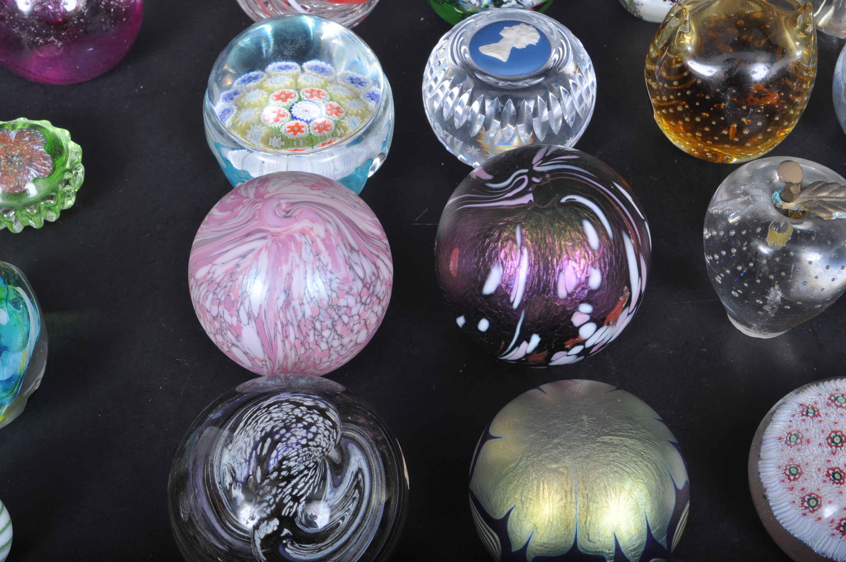 LARGE COLLECTION OF VINTAGE STUDIO ART GLASS PAPERWEIGHTS - Image 5 of 7