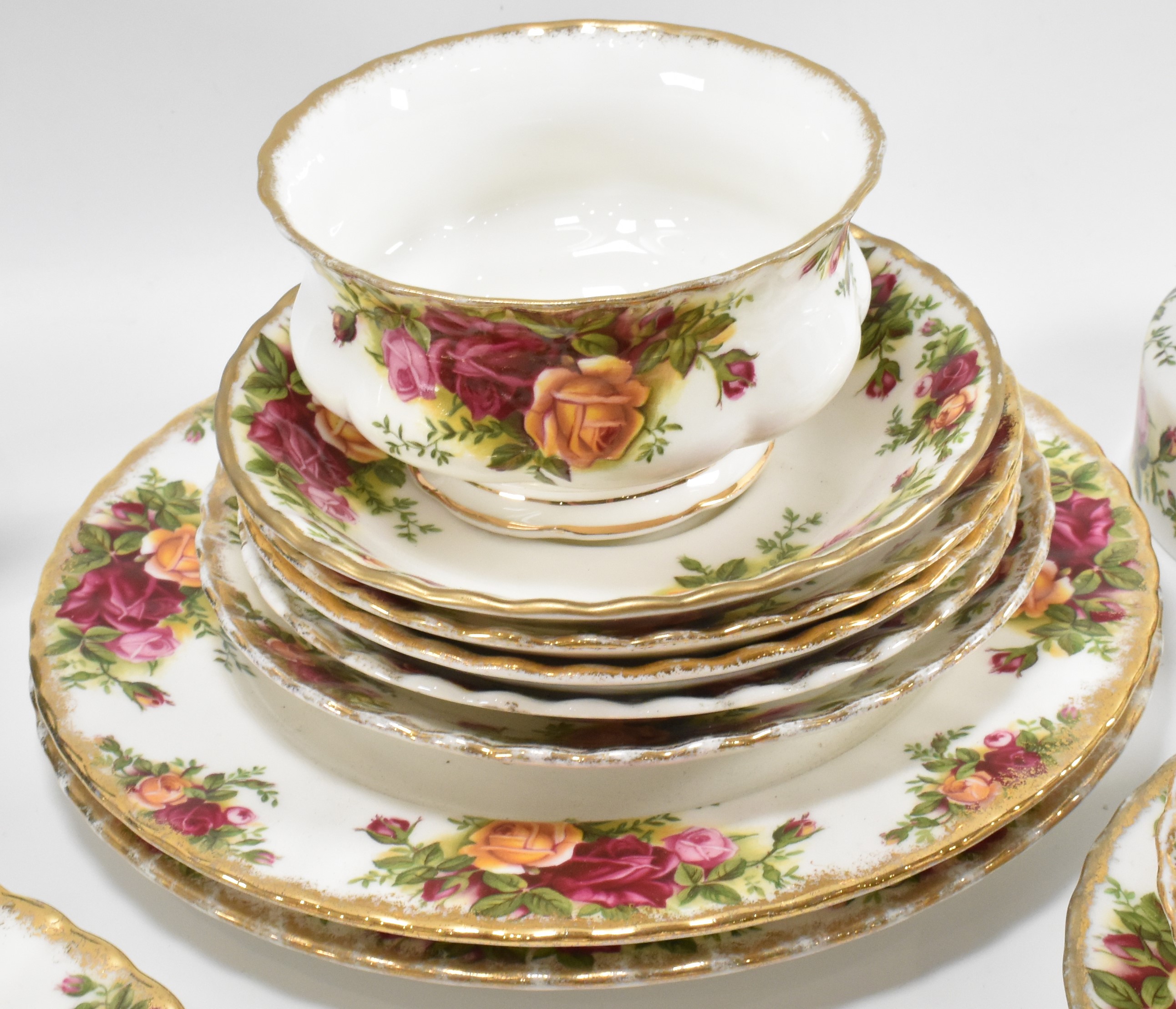 ROYAL ALBERT OLD COUNTRY ROSES DINNER SERVICE - Image 6 of 9