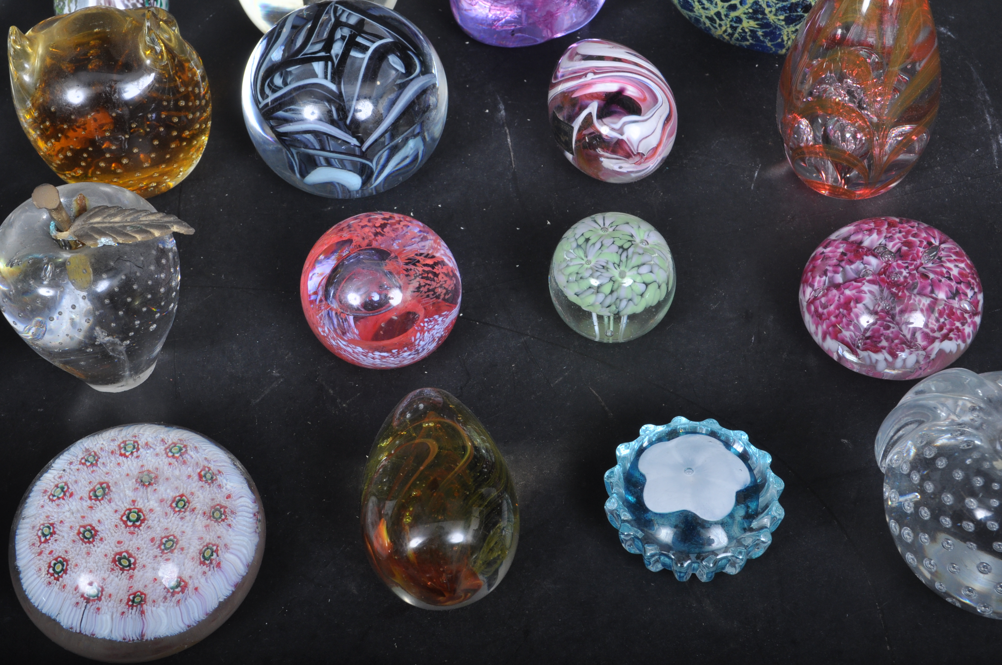 LARGE COLLECTION OF VINTAGE STUDIO ART GLASS PAPERWEIGHTS - Image 6 of 7