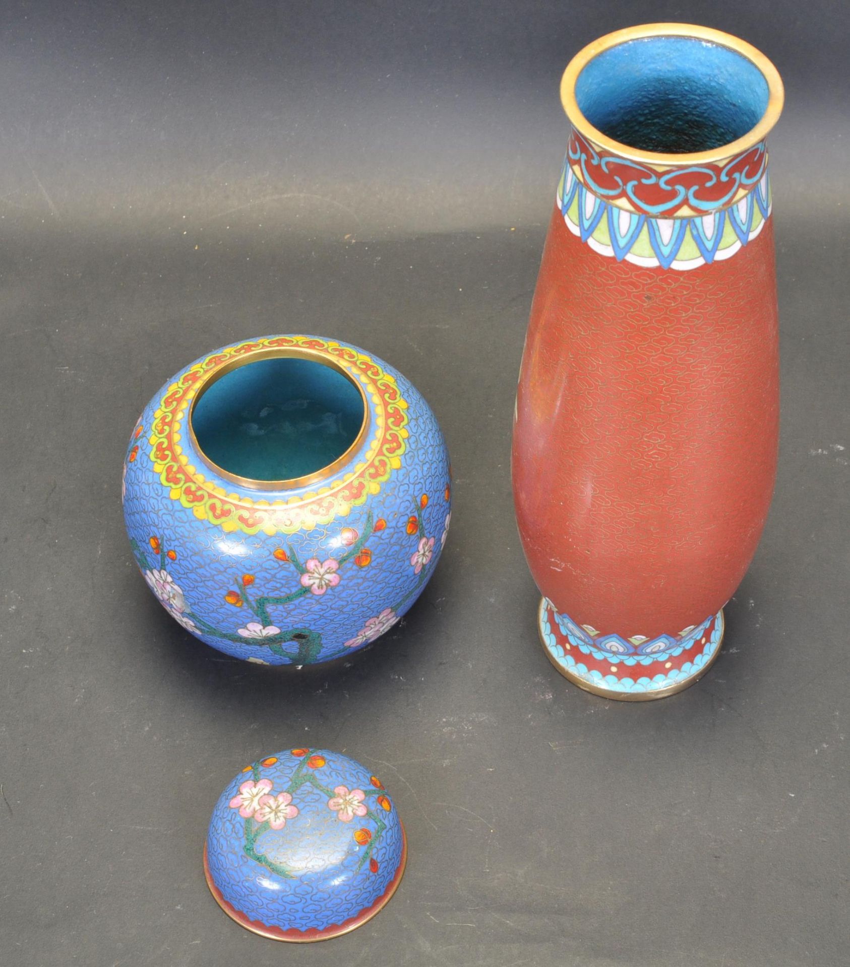 TWO EARLY 20TH CENTURY CHINESE CLOISONNE VASES - Bild 4 aus 5