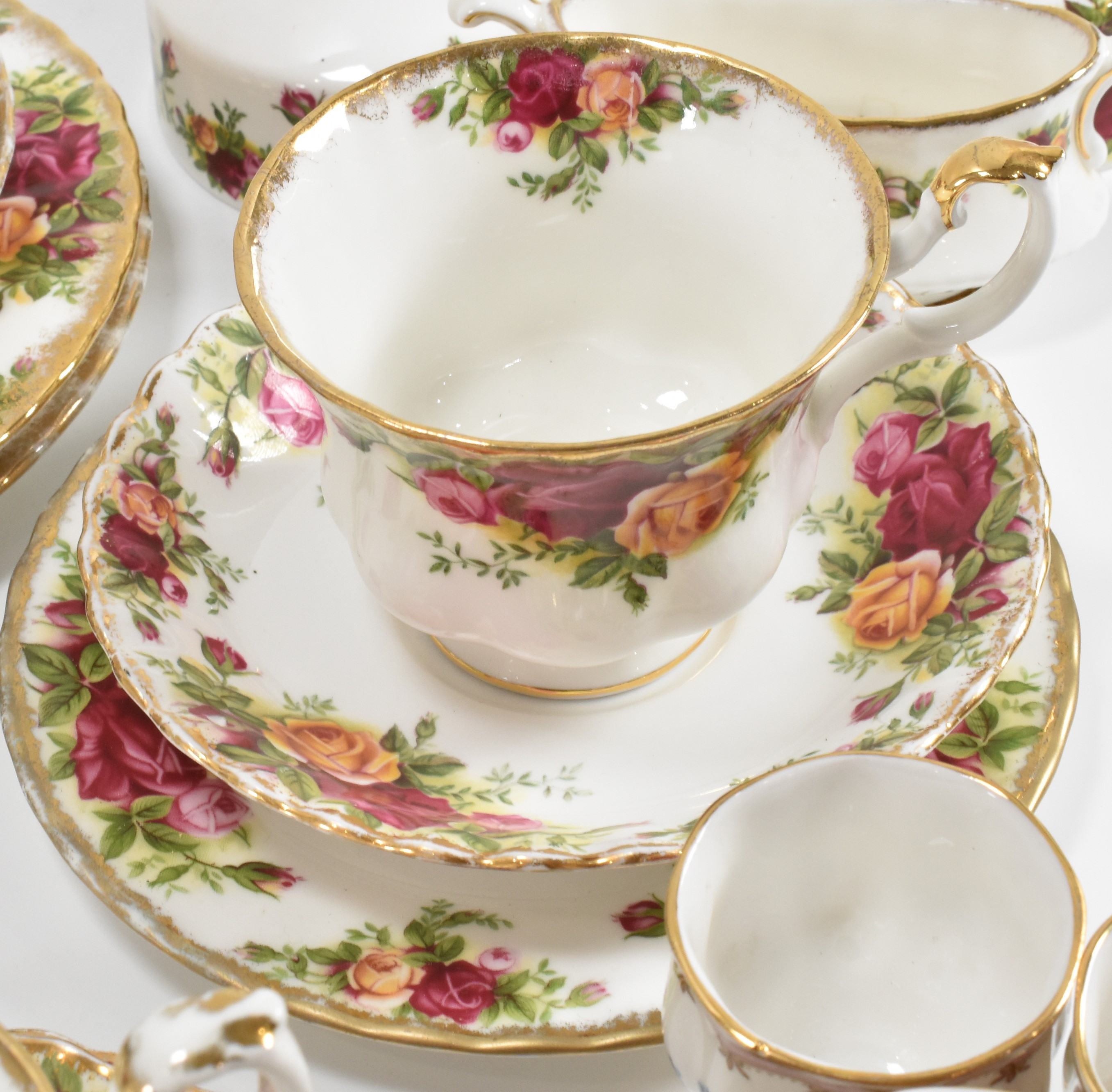 ROYAL ALBERT OLD COUNTRY ROSES DINNER SERVICE - Image 7 of 9