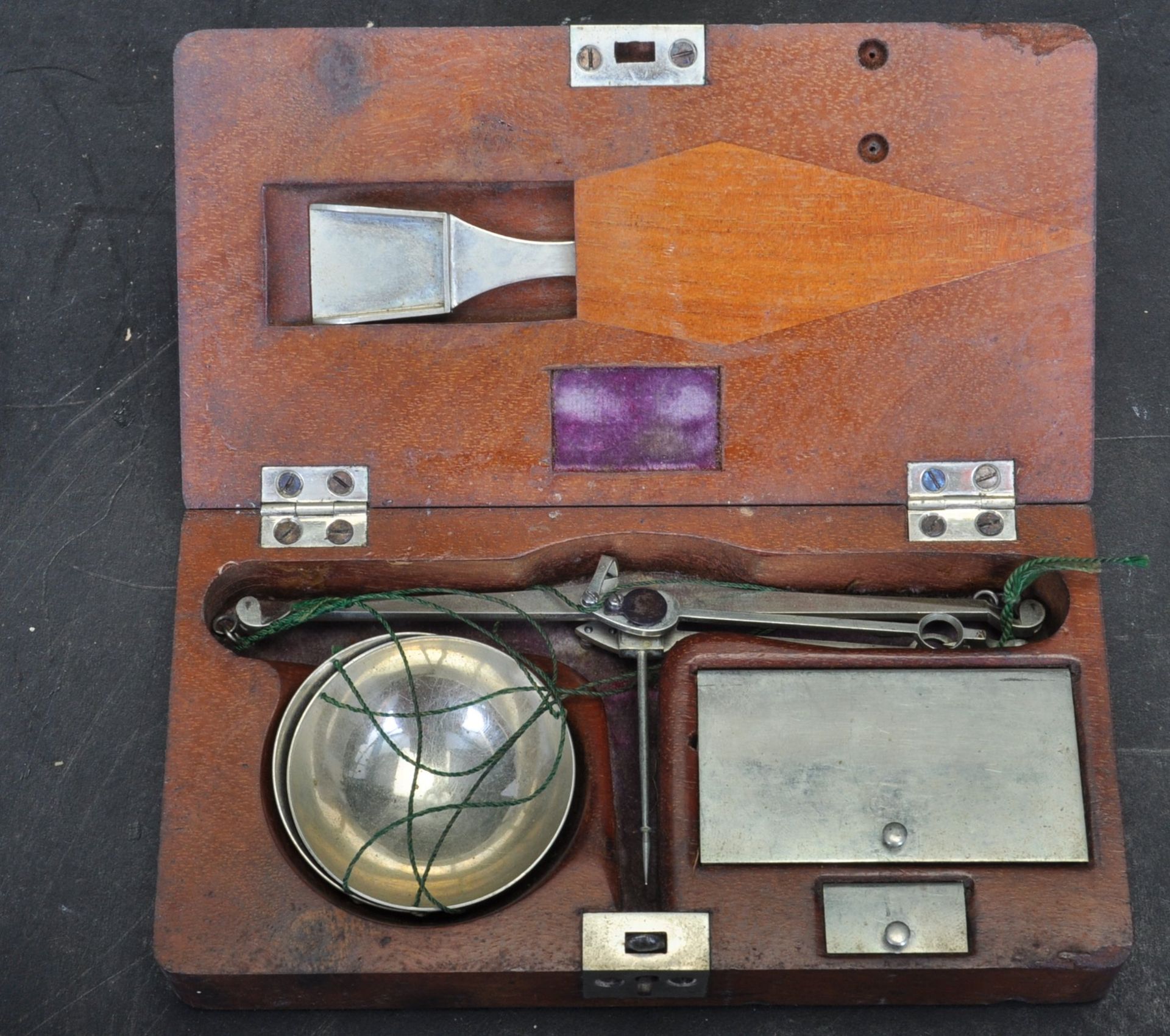 EARLY 20TH CENTURY POCKET SOVEREIGN SCALES