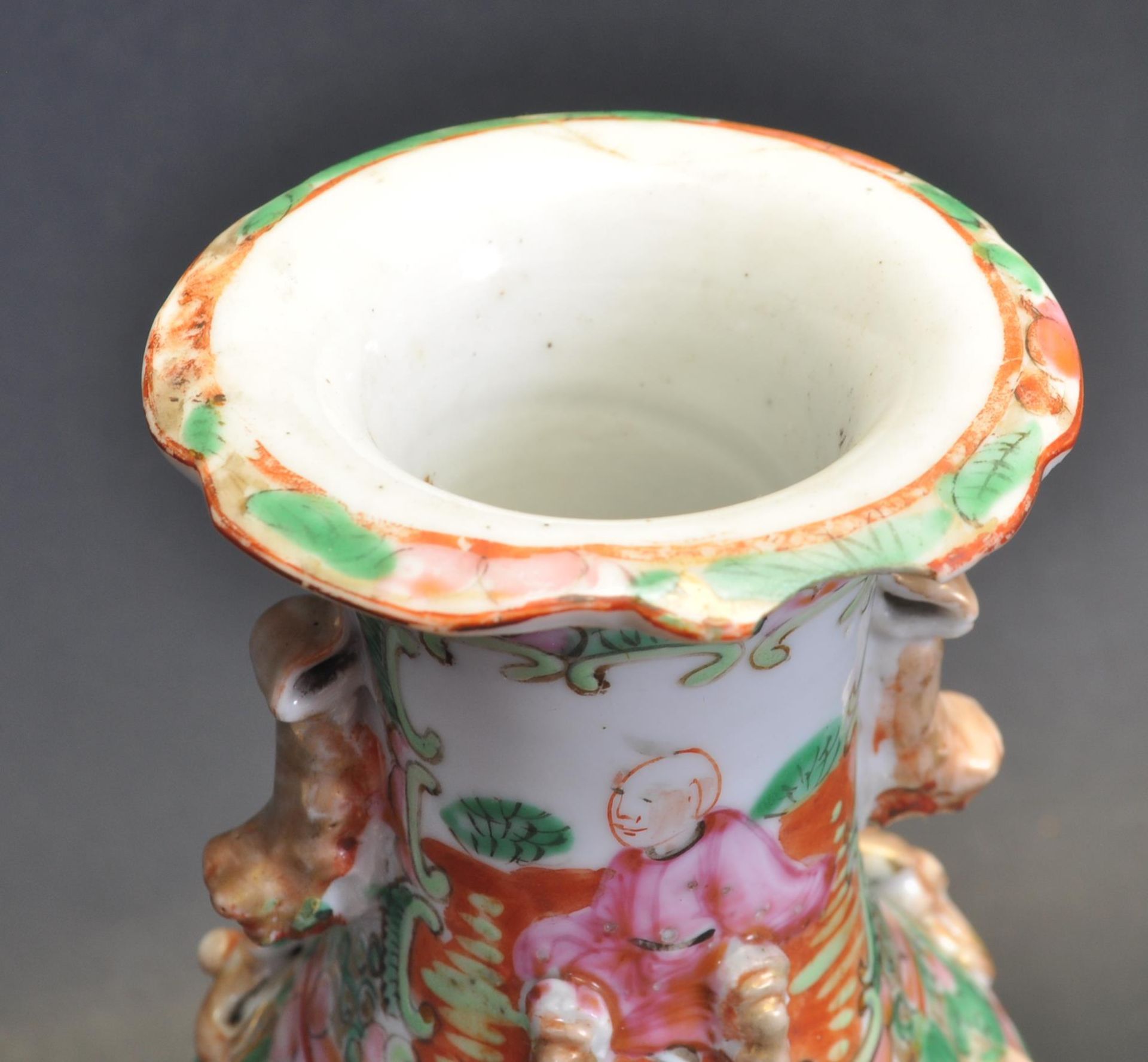 19TH CENTURY CHINESE FAMILLE VERTE CANTON VASE - Bild 4 aus 4