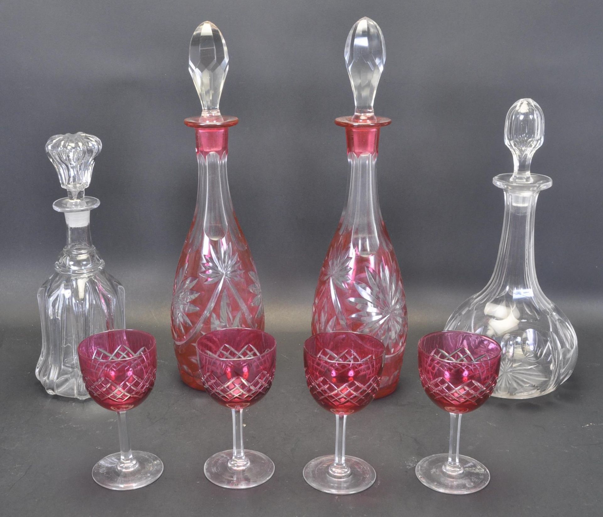 TWO 19TH CENTURY VICTORIAN CRANBERRY GLASS DECANTERS AND SHERRY GLASSES - Bild 2 aus 5