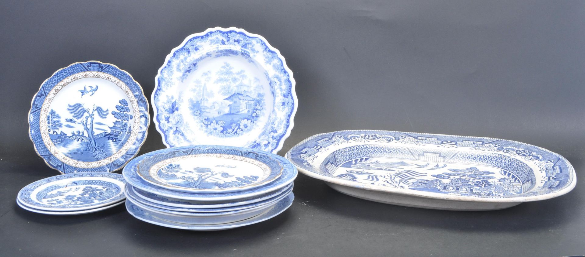 COLLECTION OF 19TH CENTURY AND LATER BLUE AND WHITE CHINA - Bild 2 aus 10