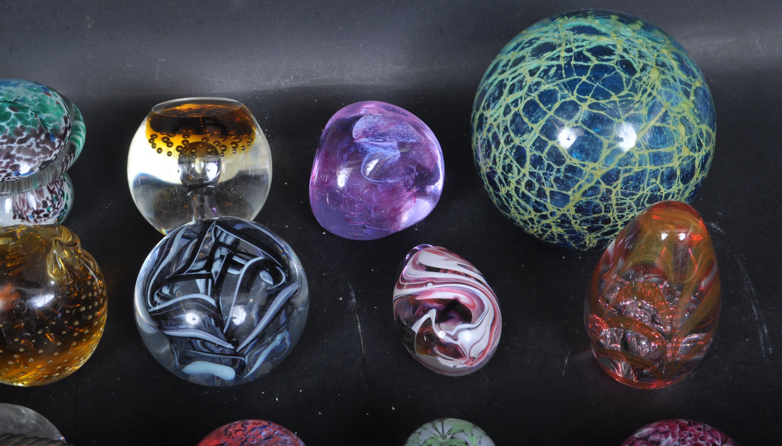 LARGE COLLECTION OF VINTAGE STUDIO ART GLASS PAPERWEIGHTS - Image 4 of 7