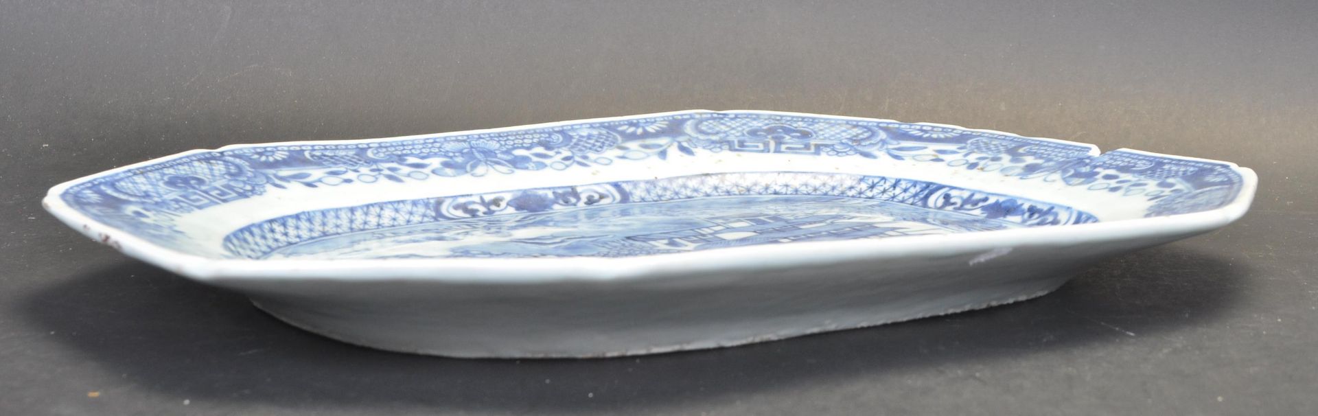 19TH CENTURY CHINESE QIAN LONG BLUE AND WHITE PLATE - Bild 4 aus 4