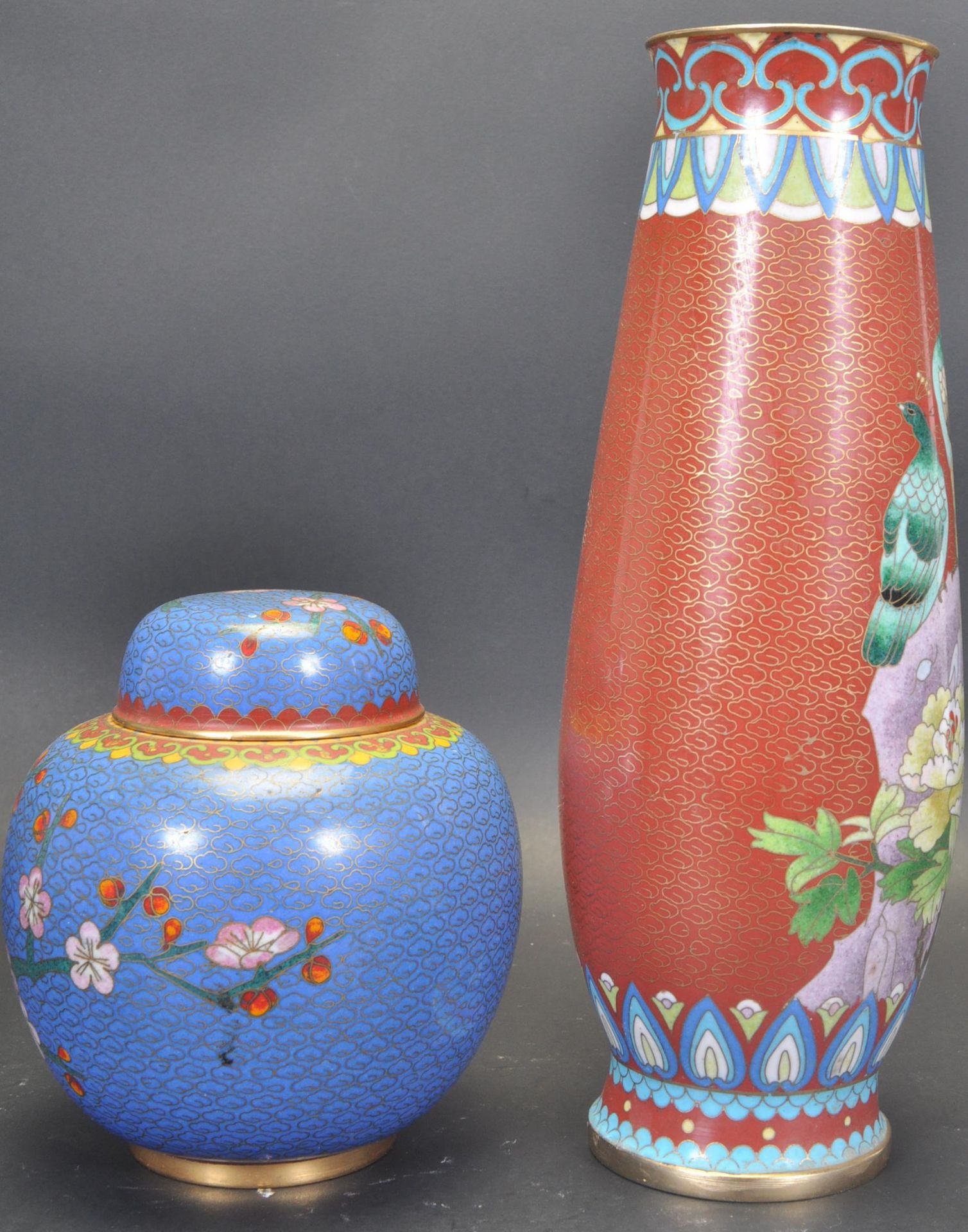 TWO EARLY 20TH CENTURY CHINESE CLOISONNE VASES - Bild 2 aus 5