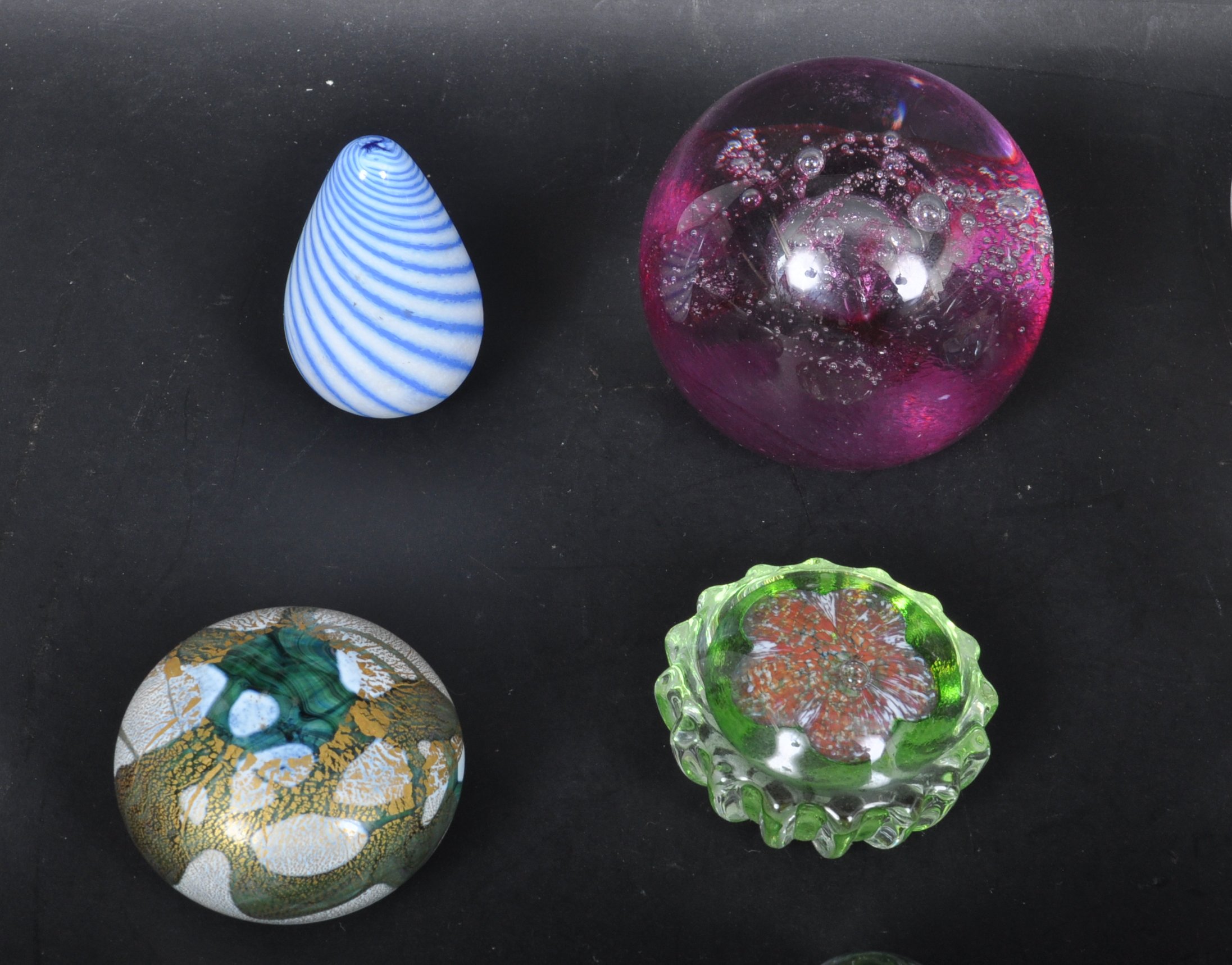 LARGE COLLECTION OF VINTAGE STUDIO ART GLASS PAPERWEIGHTS - Image 2 of 7