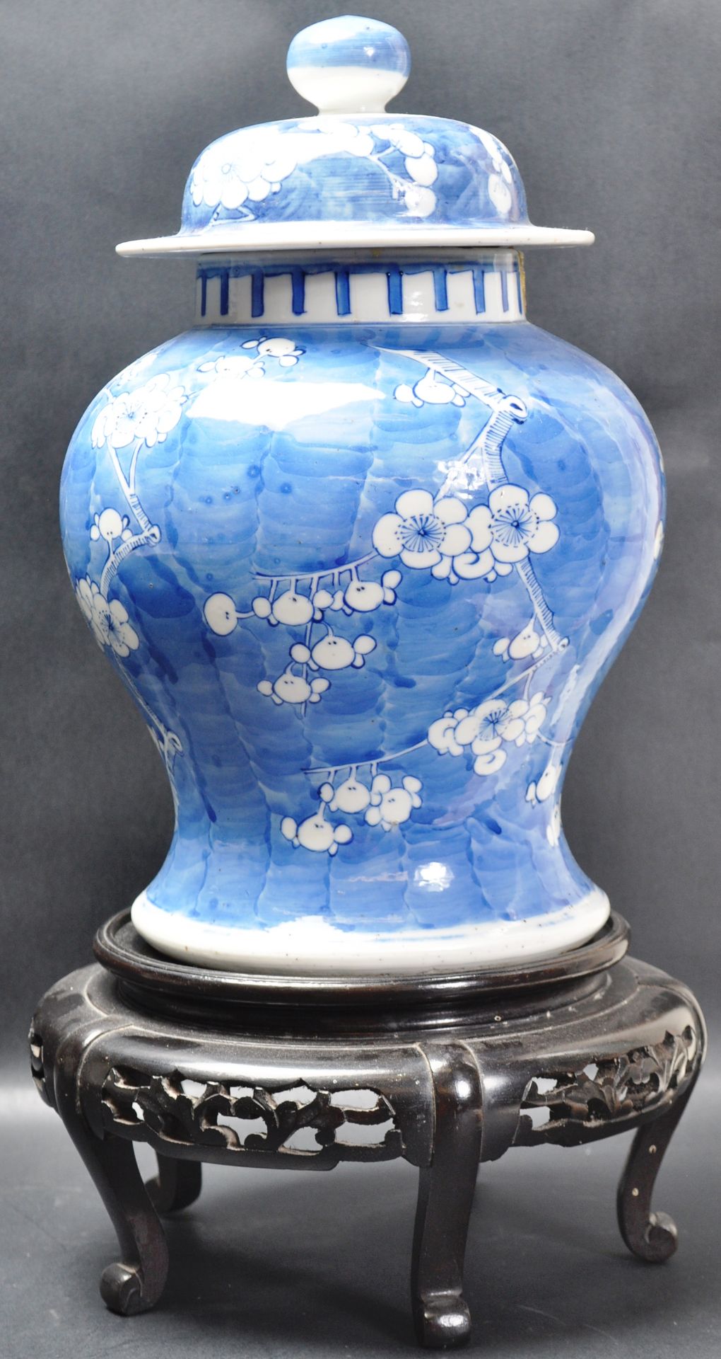 19TH CENTURY CHINESE ORIENTAL BLUE AND WHITE GINGER JAR