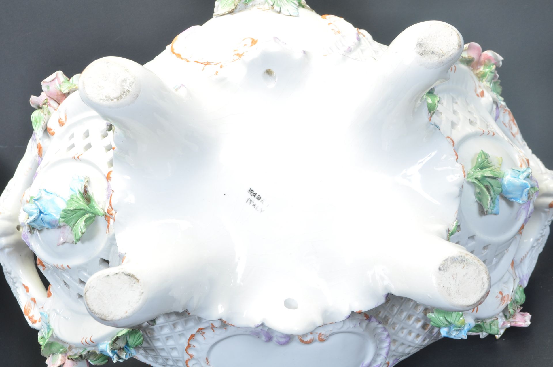 MID 20TH CENTURY ITALIAN PORCELAIN PIERCED CENTRE PIECE - Bild 7 aus 7