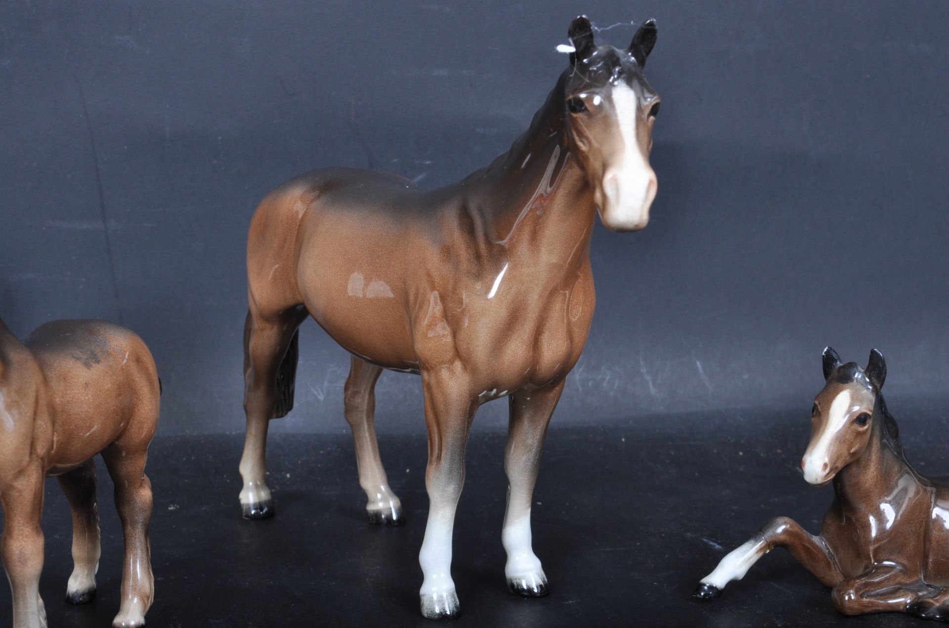 THREE VINTAGE 20TH CENTURY BESWICK CERAMIC HORSES - Bild 3 aus 5