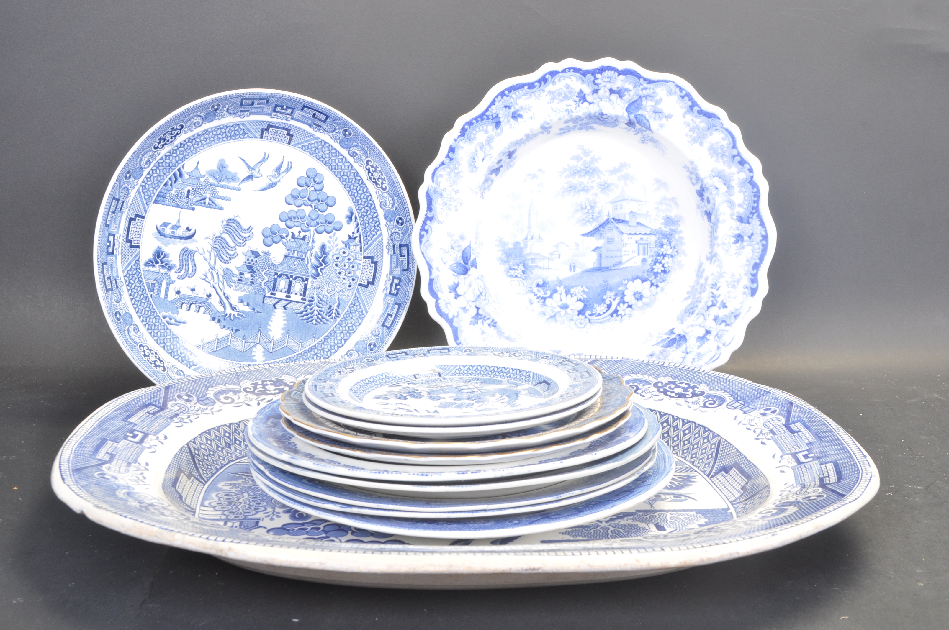 COLLECTION OF 19TH CENTURY AND LATER BLUE AND WHITE CHINA - Image 4 of 10