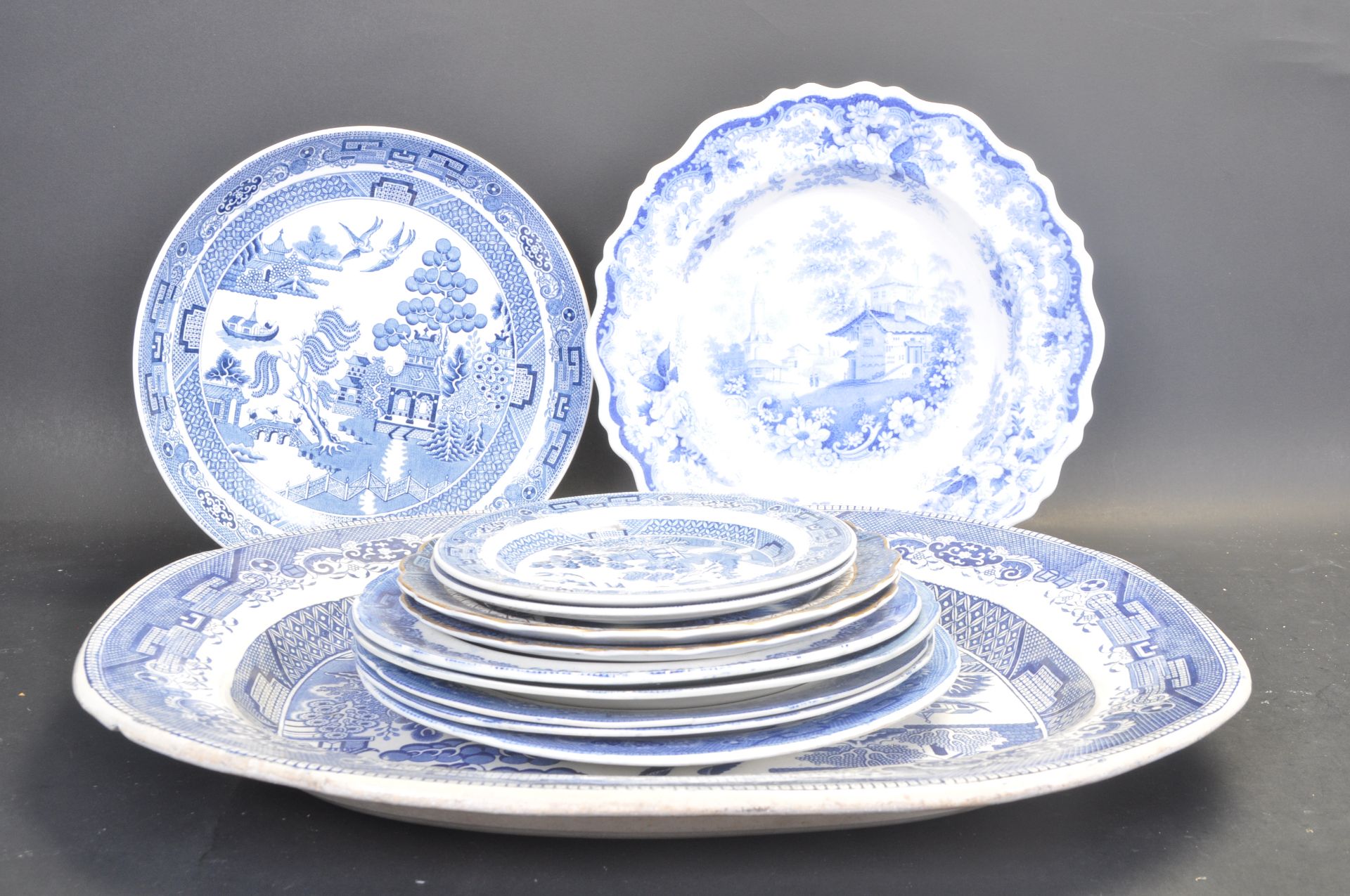COLLECTION OF 19TH CENTURY AND LATER BLUE AND WHITE CHINA - Bild 4 aus 10