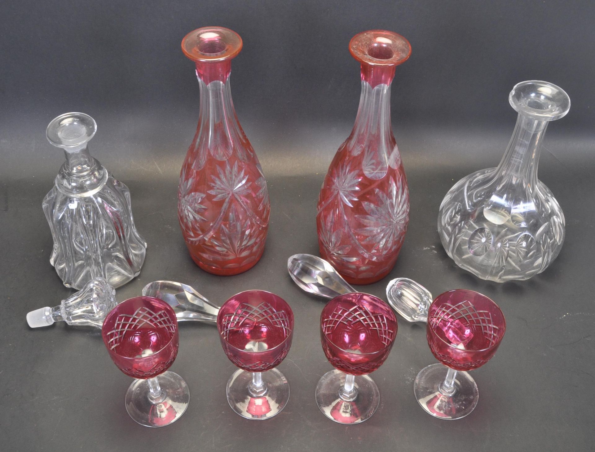 TWO 19TH CENTURY VICTORIAN CRANBERRY GLASS DECANTERS AND SHERRY GLASSES - Bild 3 aus 5