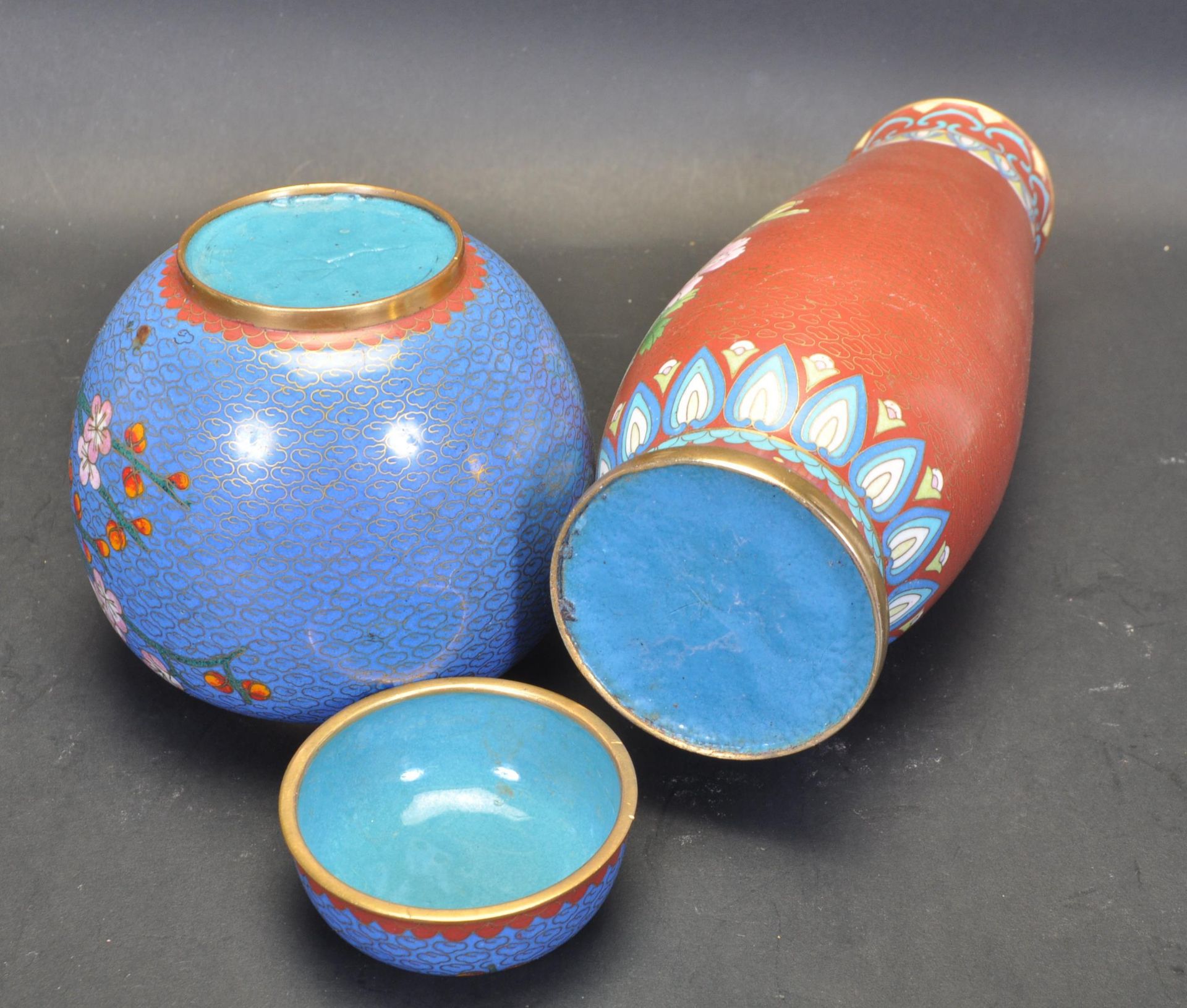 TWO EARLY 20TH CENTURY CHINESE CLOISONNE VASES - Bild 5 aus 5