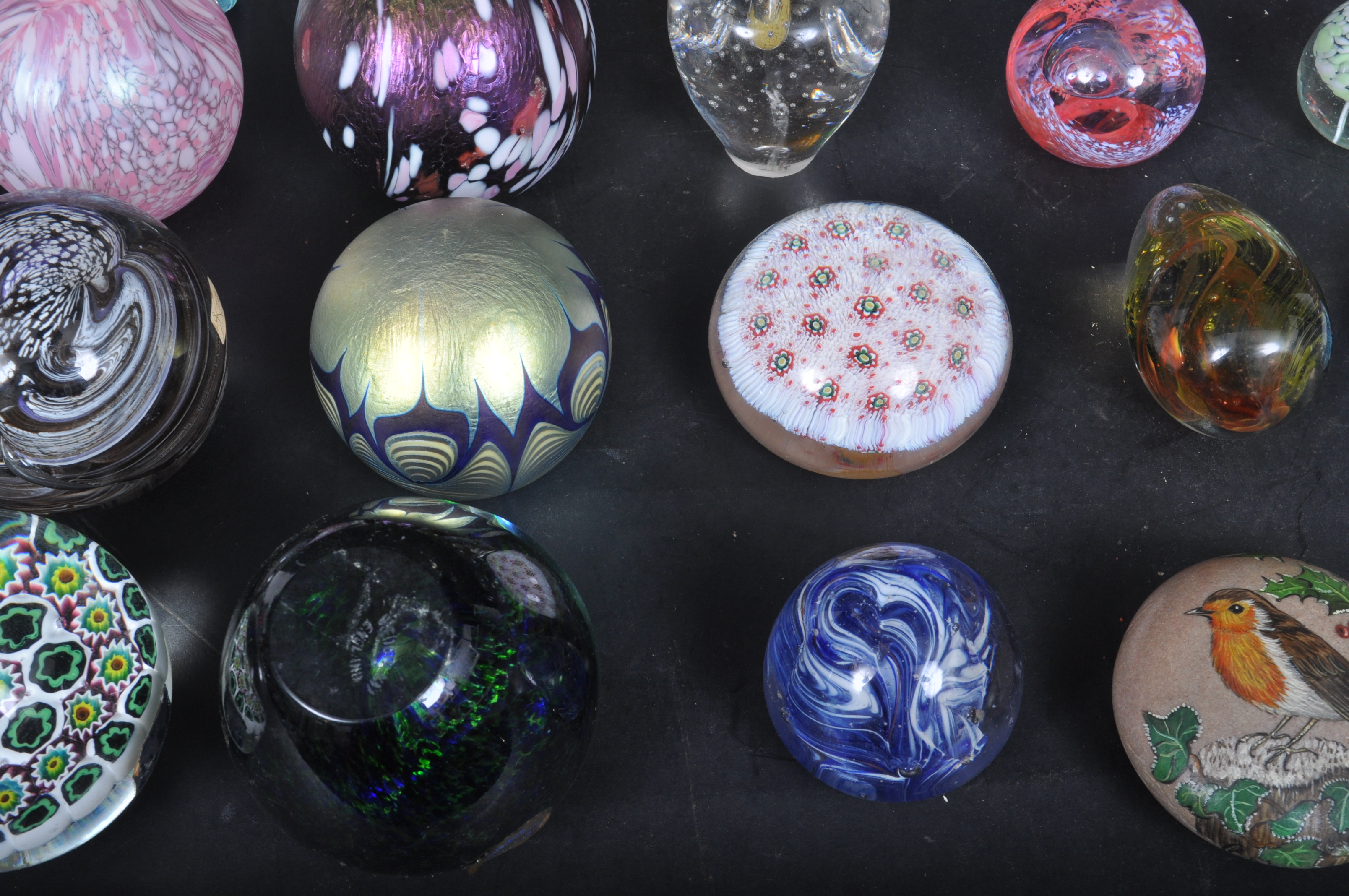 LARGE COLLECTION OF VINTAGE STUDIO ART GLASS PAPERWEIGHTS - Image 7 of 7