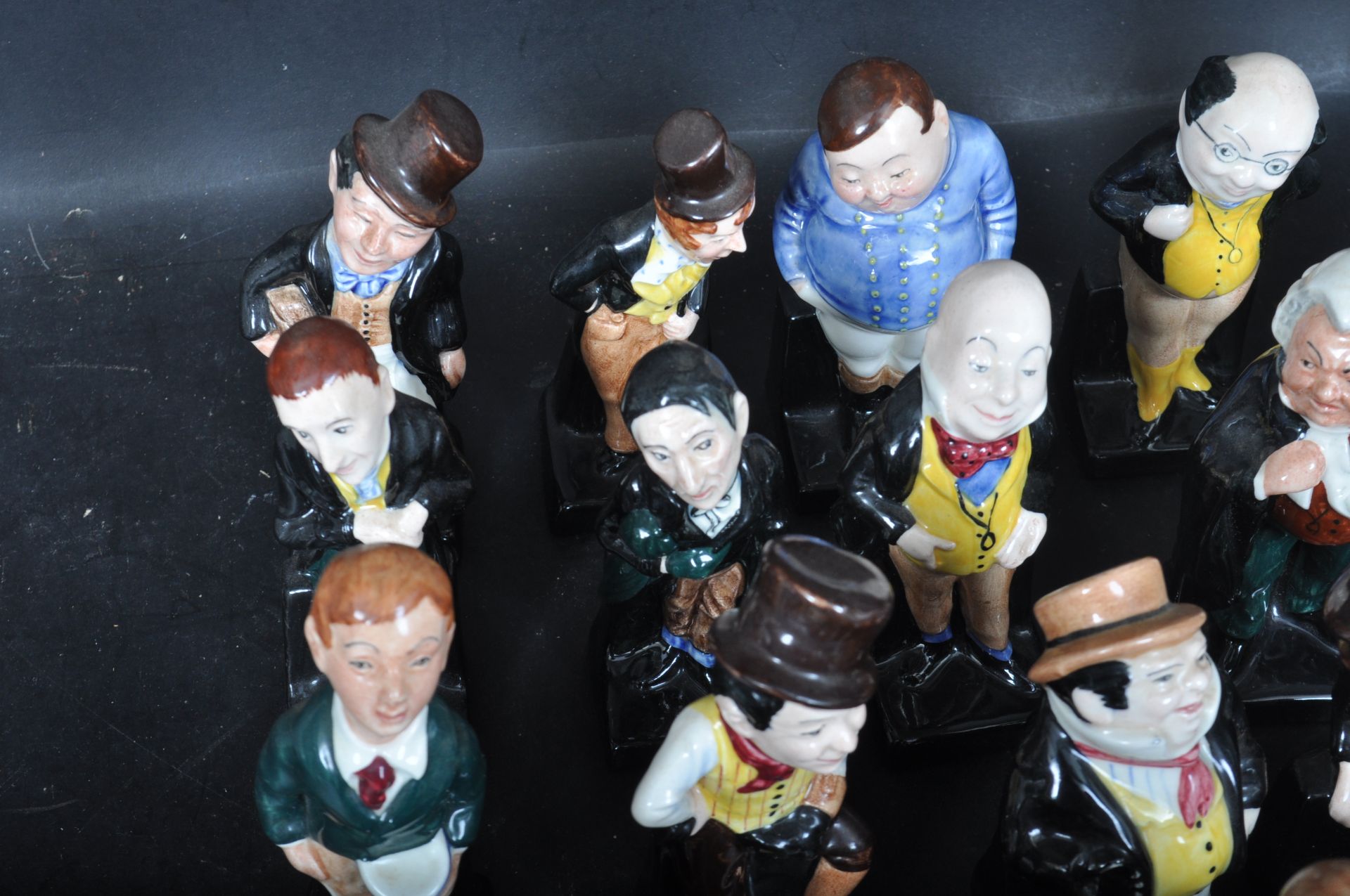 24 ROYAL DOULTON CERAMIC FIGURINES - Bild 3 aus 6