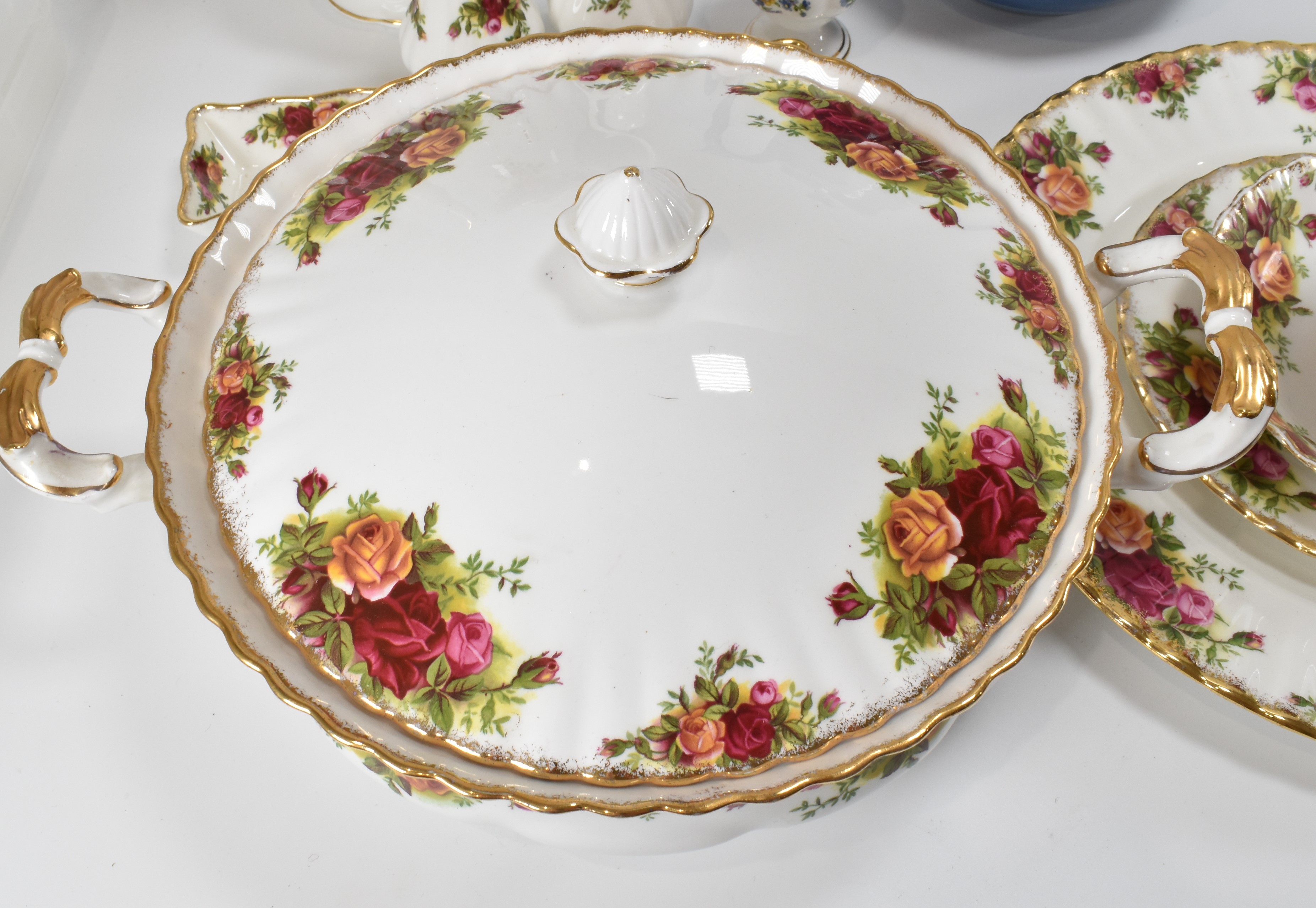 ROYAL ALBERT OLD COUNTRY ROSES DINNER SERVICE - Image 3 of 9