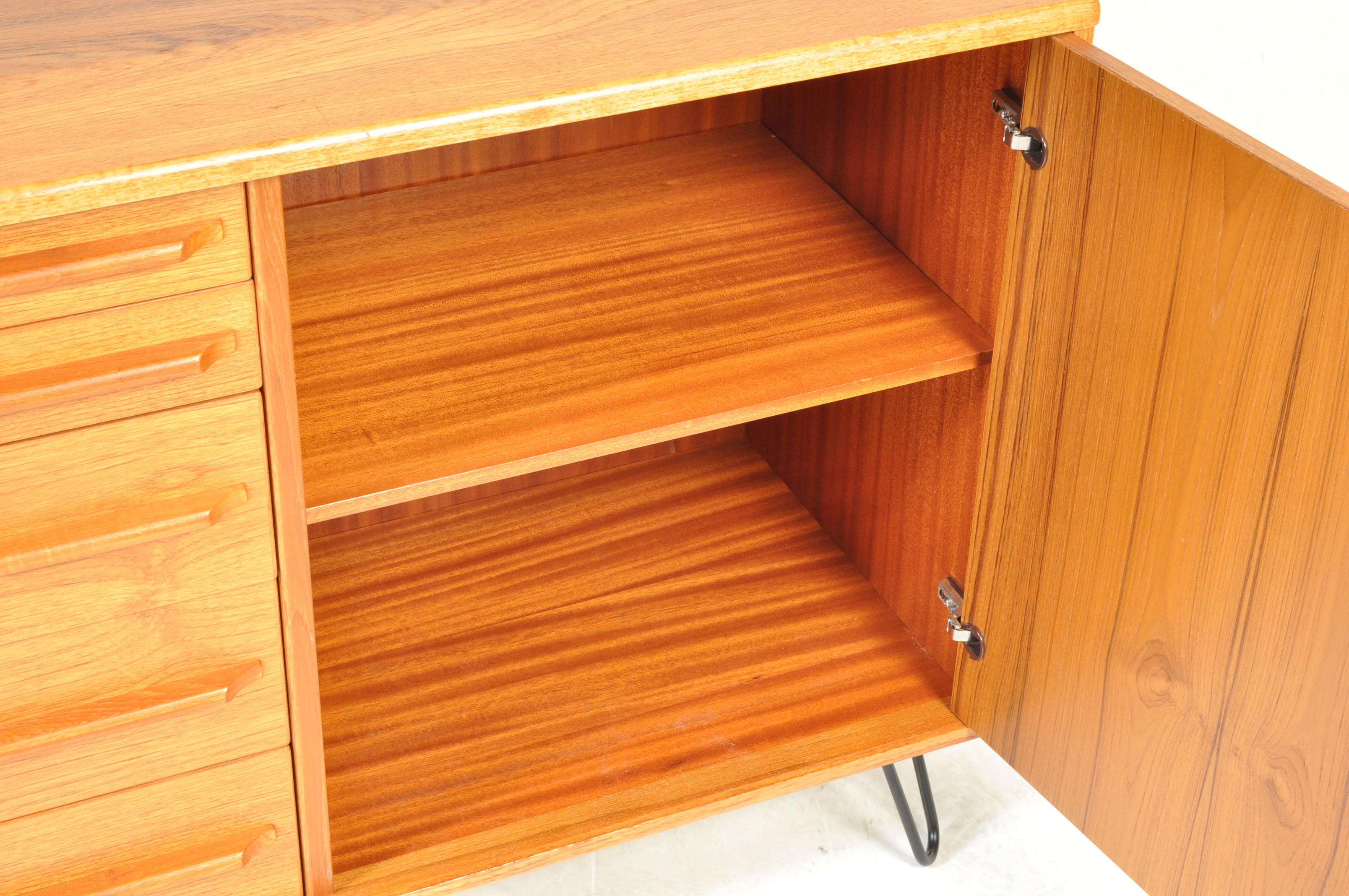 RETRO VINTAGE MID 20TH CENTURY CIRCA 1960S DANISH TEAK SIDEBOARD - Image 7 of 9