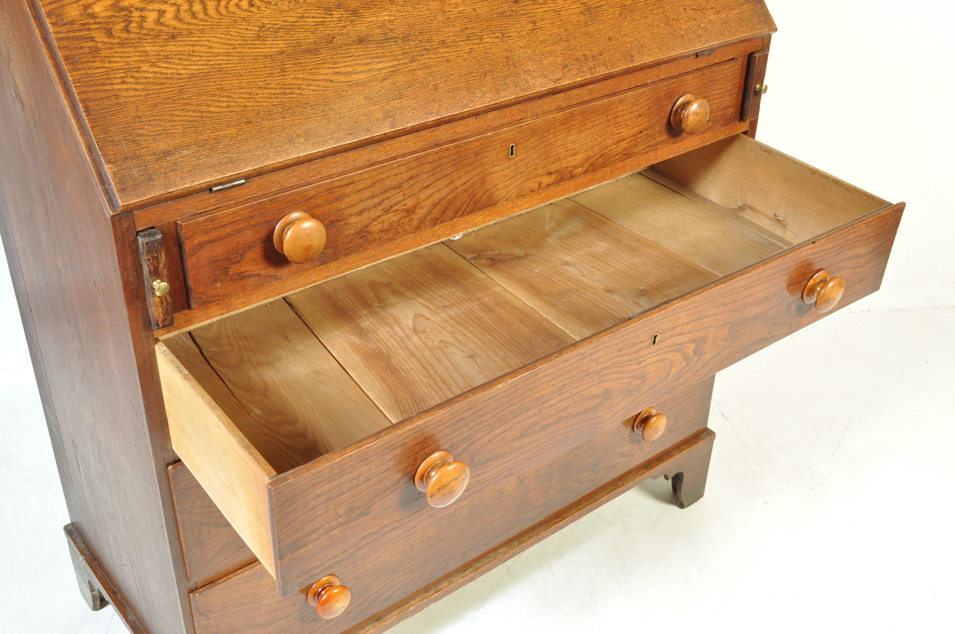 EARLY 19TH CENTURY GEORGIAN OAK BUREAU - Image 9 of 11